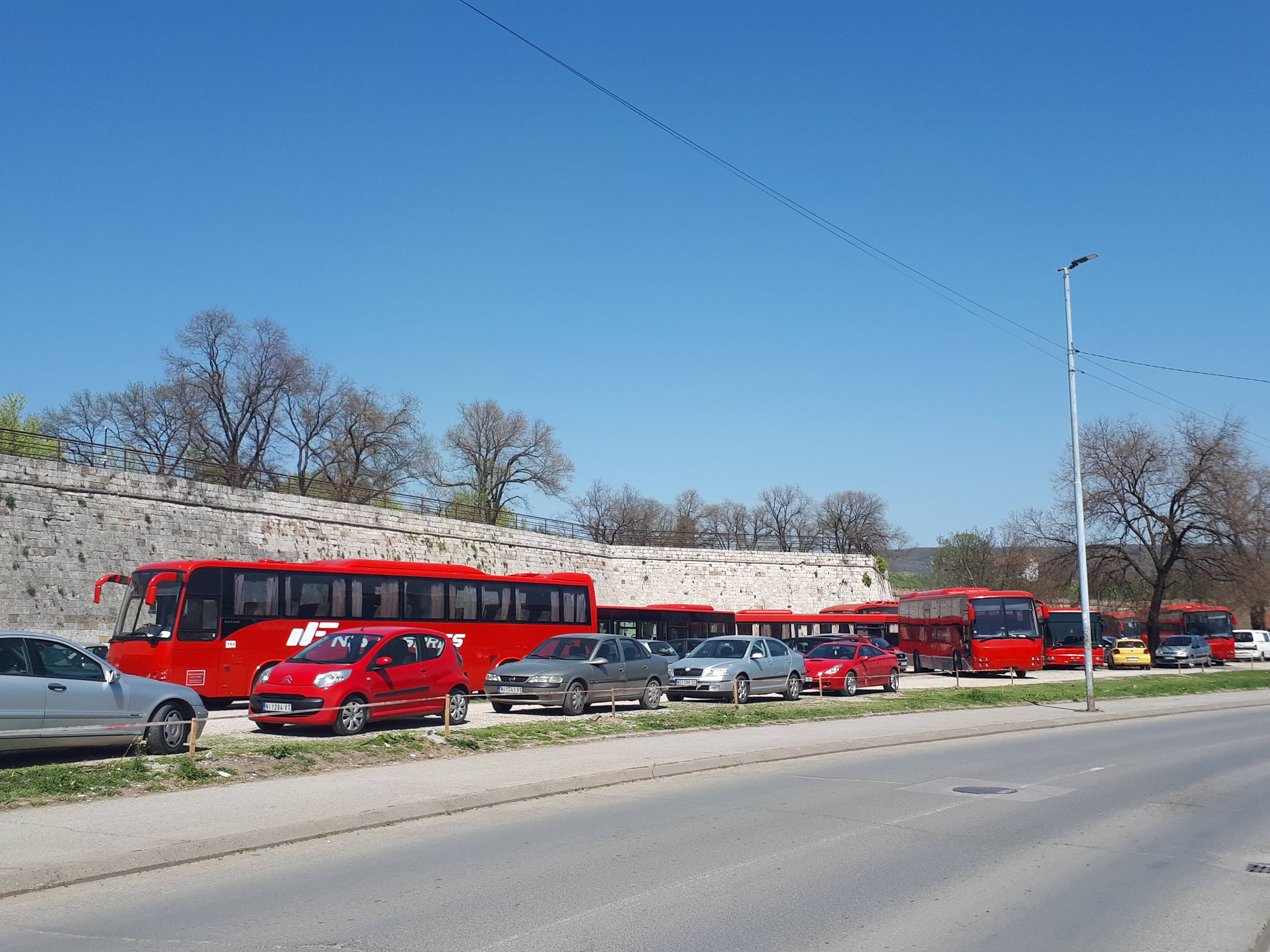 AUTOBUSI PARKIRANI PORED NISKE TVRDJAVE