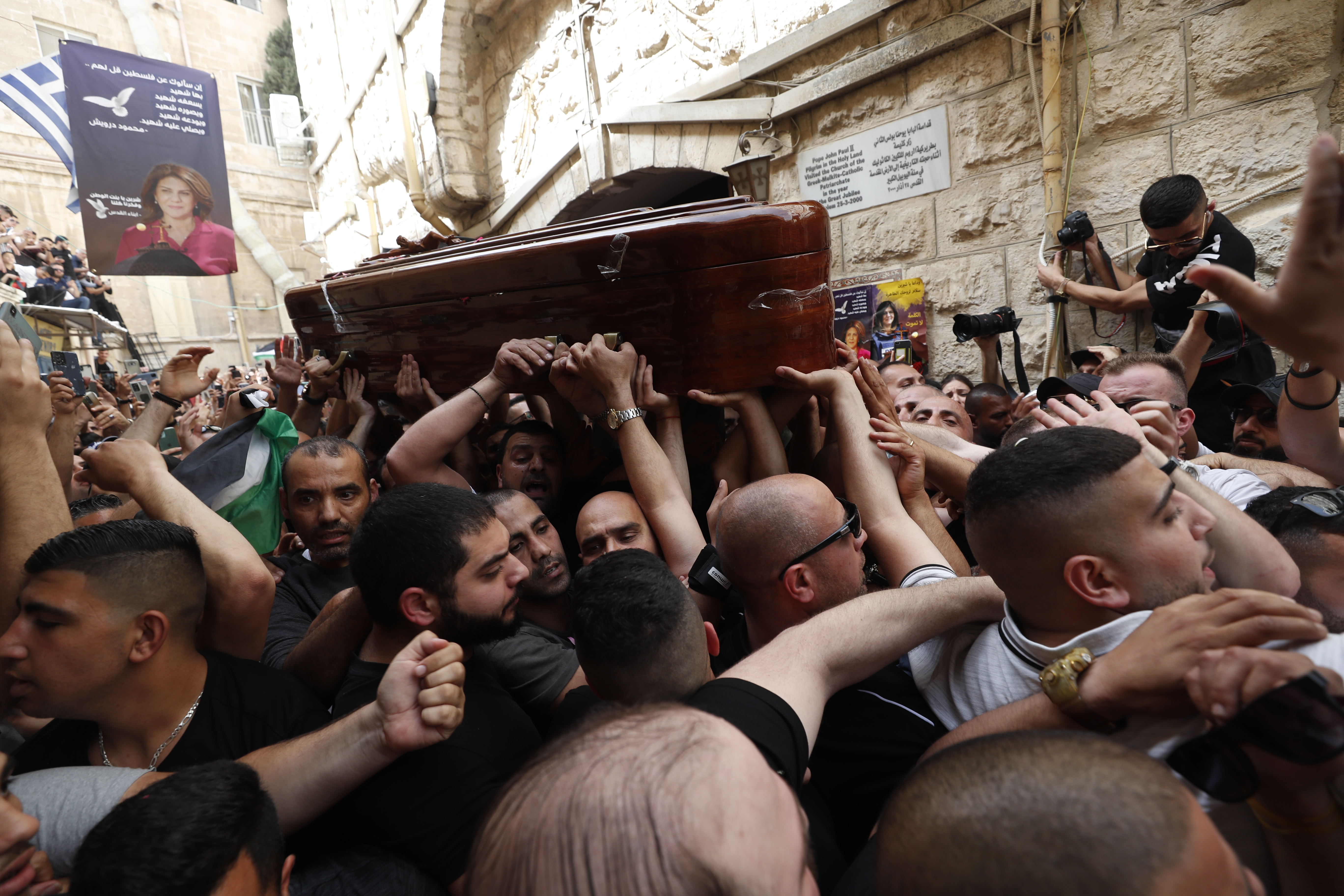 epa09944478 Mourners carry the coffin of slain American-Palestinian joFoto: EPA-EFE/ATEF SAFADI