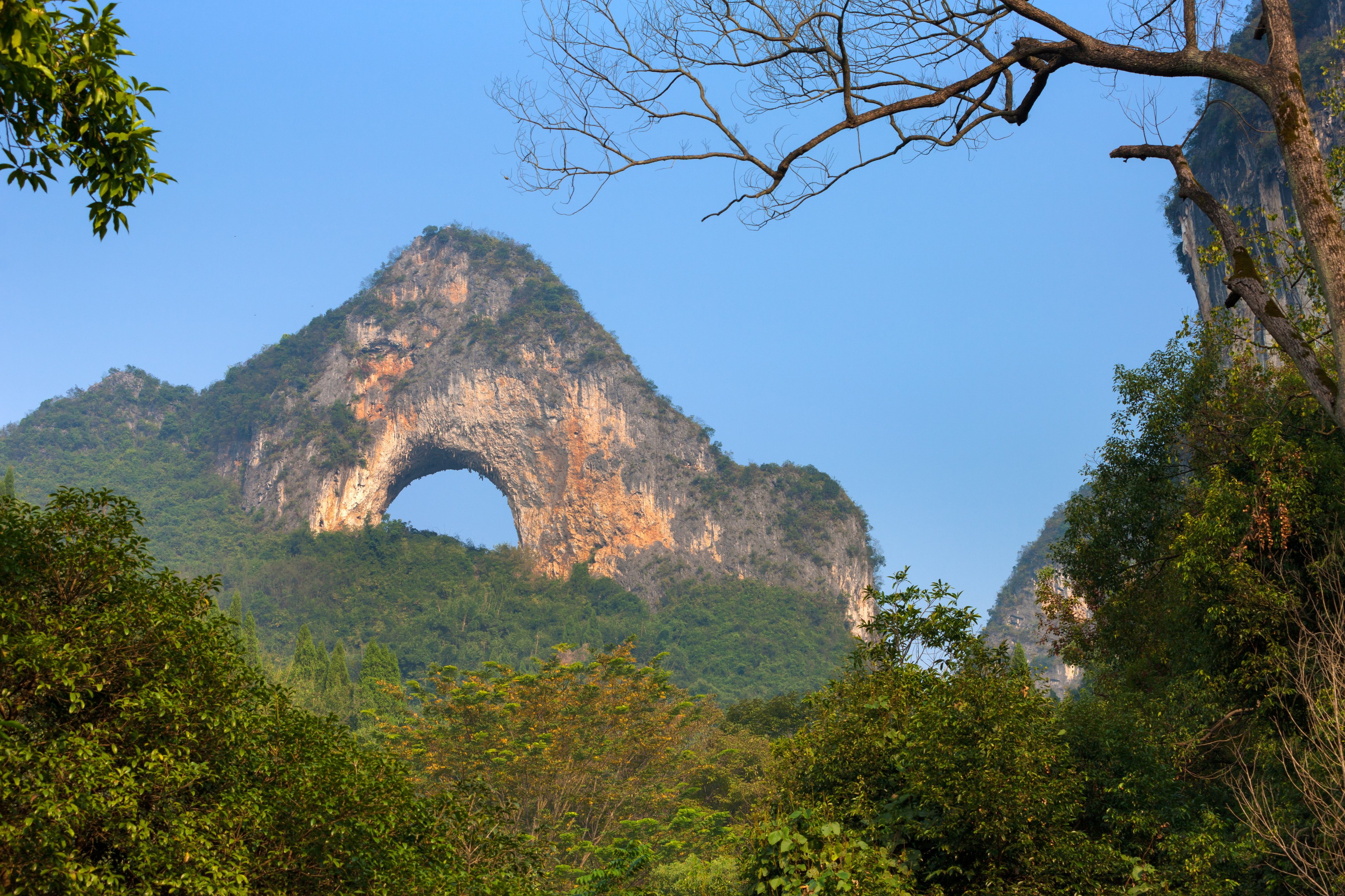 Moon Hill near Yangshuo, Province of Guangxi, China,Image: 218494839, License: Rights-managed, Restrictions: , Model Release: no, Credit line: huber-images.de / Gerth Roland / Huber images / Profimedia