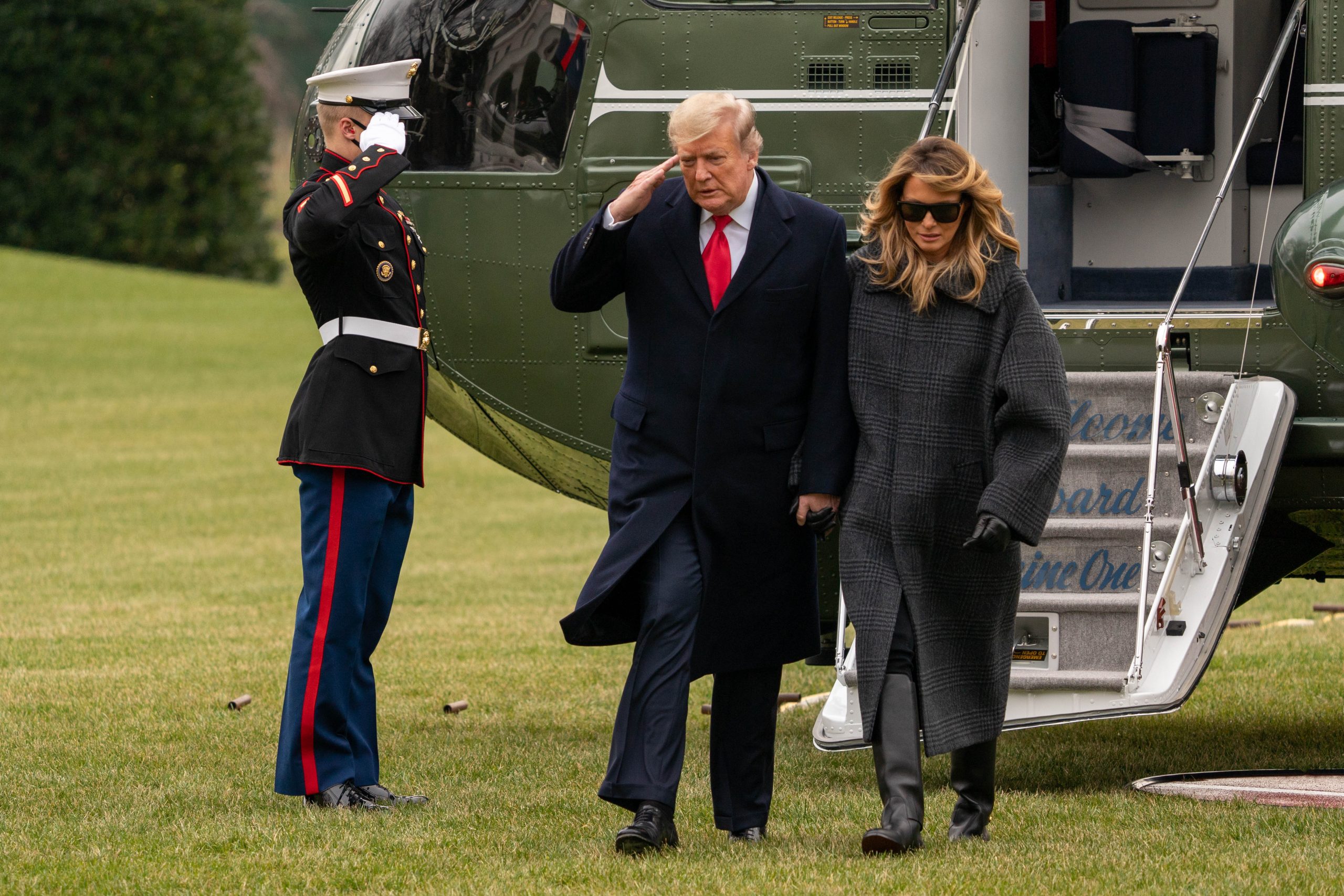 epa08912948 US President Donald J. Trump and First Lady Melania Trump return from their Florida vacation early, on Marine One at the South Lawn of the White House, Washington, DC, USA, 31 December 2020.  EPA-EFE/KEN CEDENO / POOL