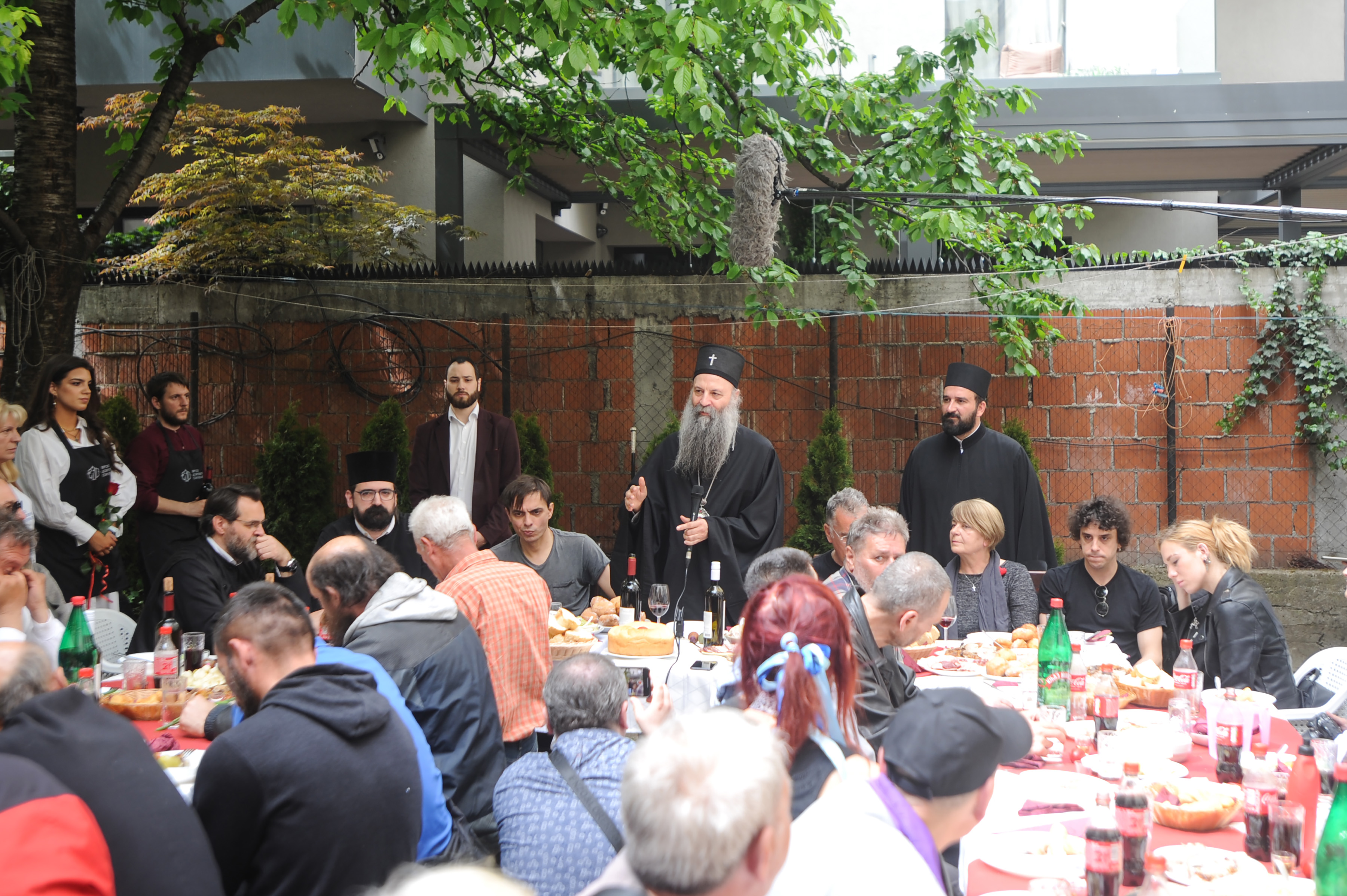Beograd, 24. aprila 2022 - Patrijarh Porfirije na vaskrsnjem rucku sa beskucnicima u crkvenoj narodnoj kuhinji. FOTO TANJUG/ TARA RADOVANOVIC/bs