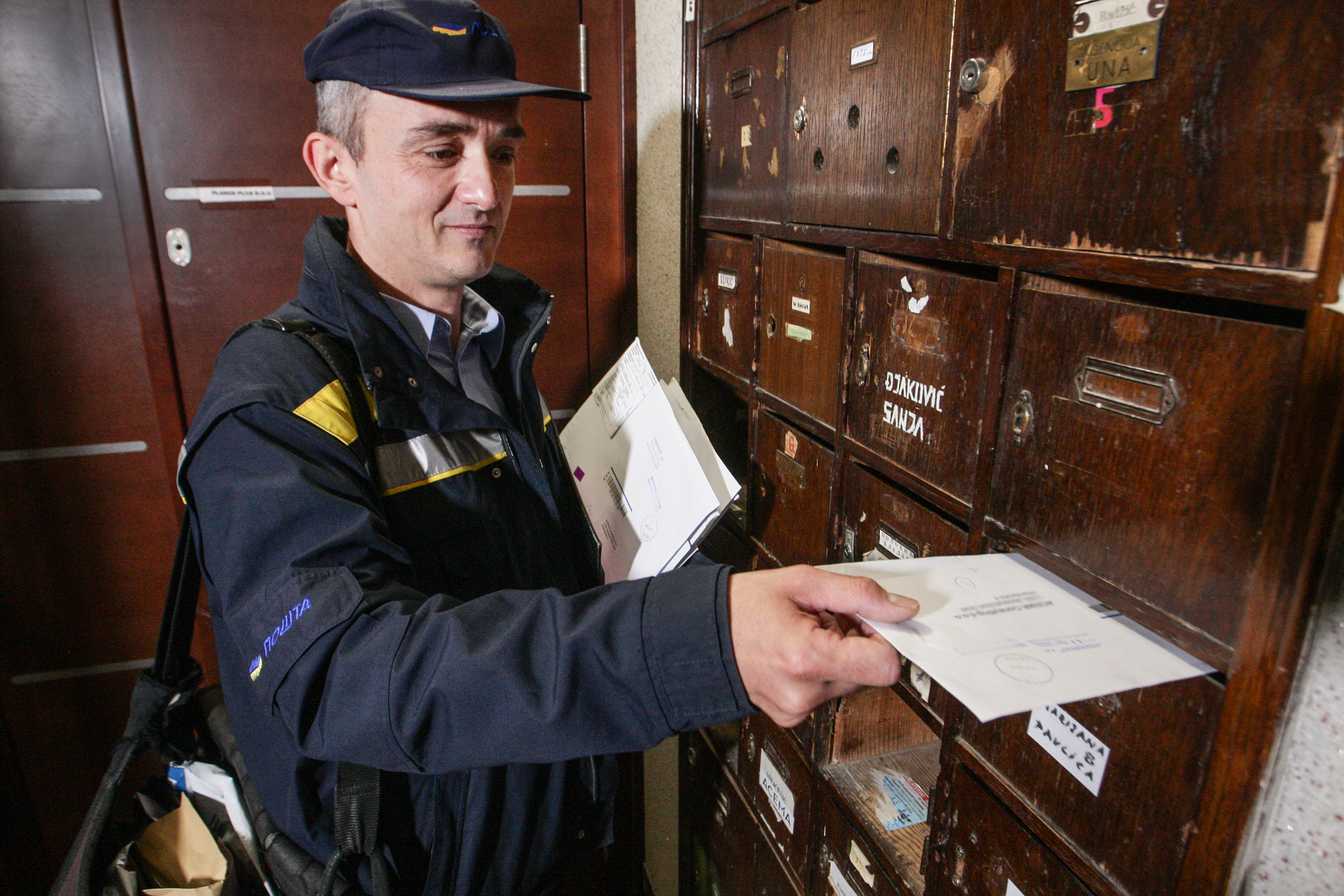 Beograd, 19. maja 2021. - Razgovor na temu kako danas izgleda posao postara sa postarem Nikolom Prokopijevicem. FOTO TANJUG/ SAVA RADOVANOVIC/bs