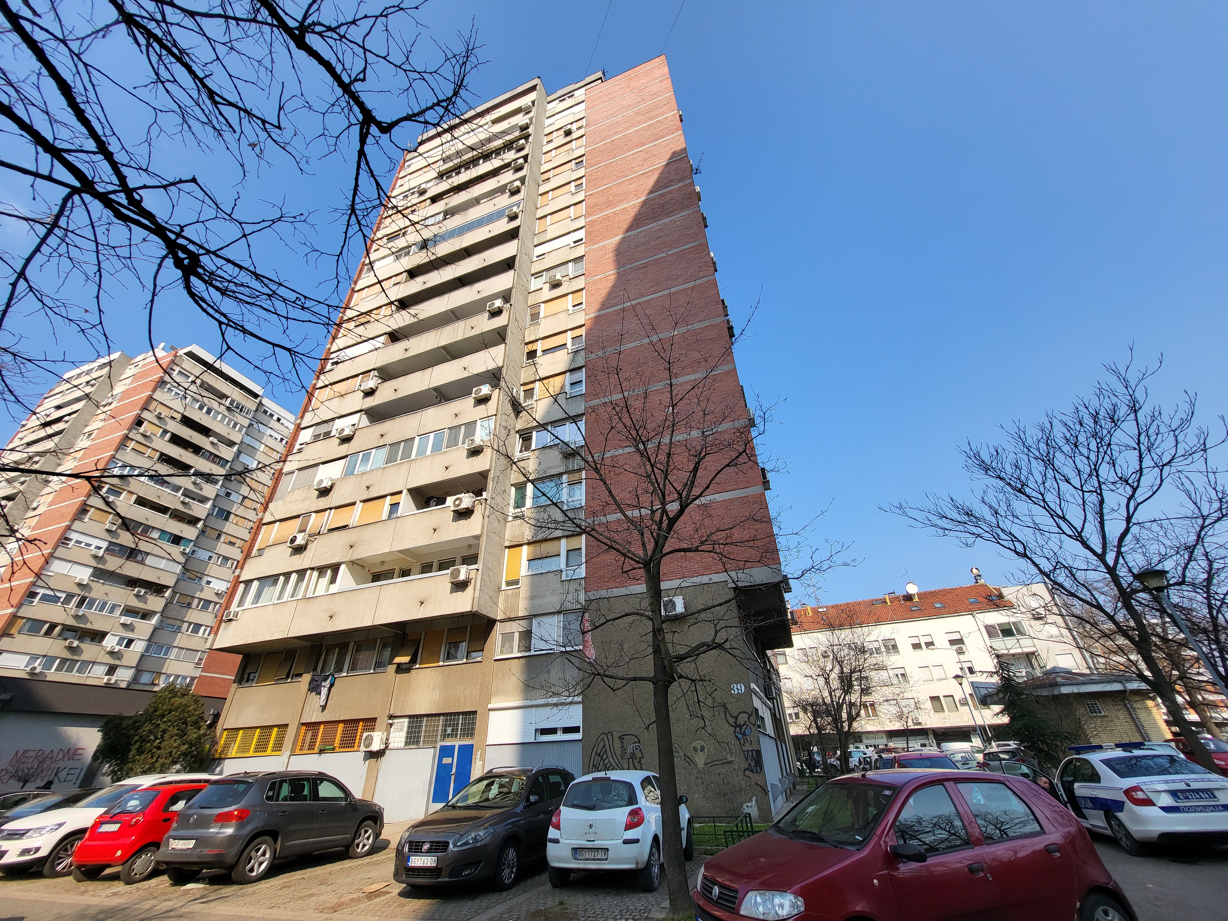 Novi beograd, Jurija Gagarina, muškarac skočio sa sprata, samoubistvo