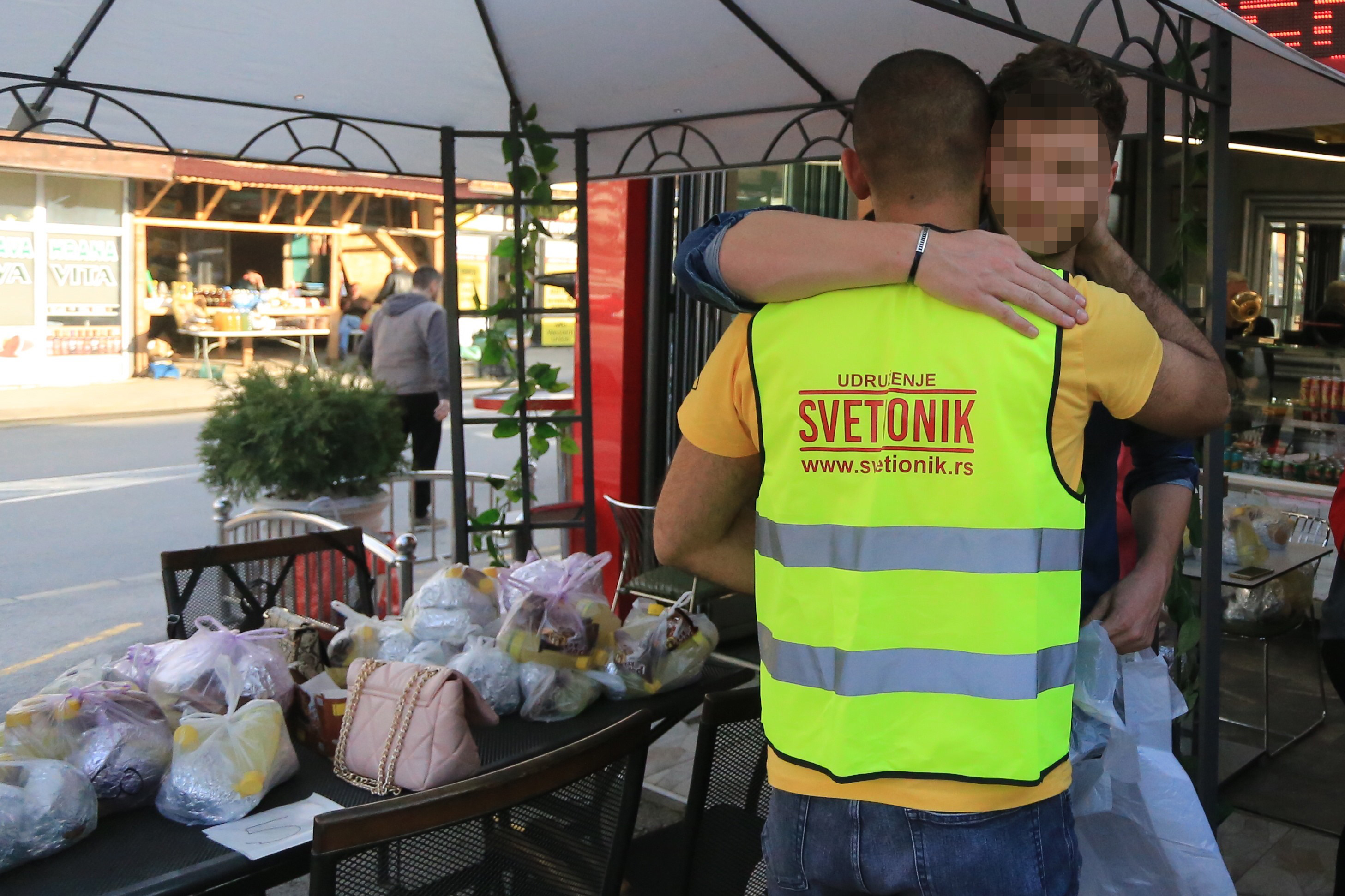 Novi Pazar, 27.04.2022. Mesec Ramazan, Udruženje Svetionik, humanitarna organizacija, nevladina organizacija, podela iftara, iftar, večera posle celodnevnog posta, post od svitanja do sumraka Foto: Irfan Ličina/Nova.rs