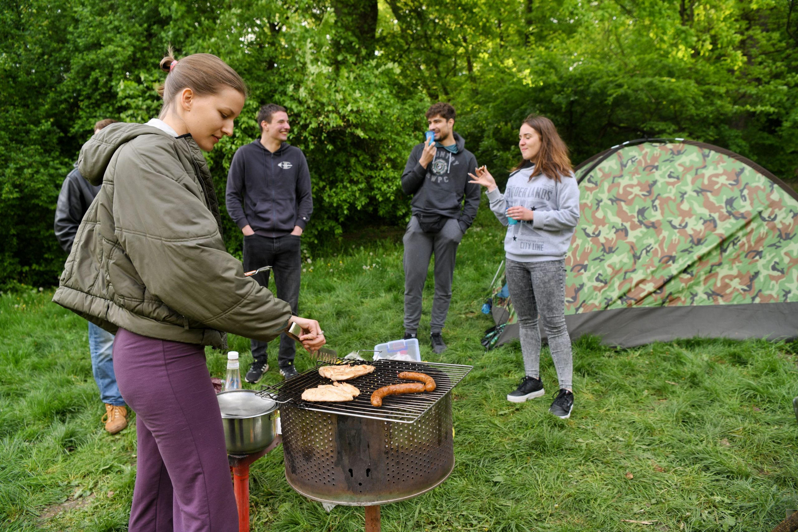 01.05.2022. Beograd, Košutnjak, prvi maj, prvomajski uranak, rostilj, rostiljanje Košutnjak Foto: Filip Krainčanić/Nova.rs
