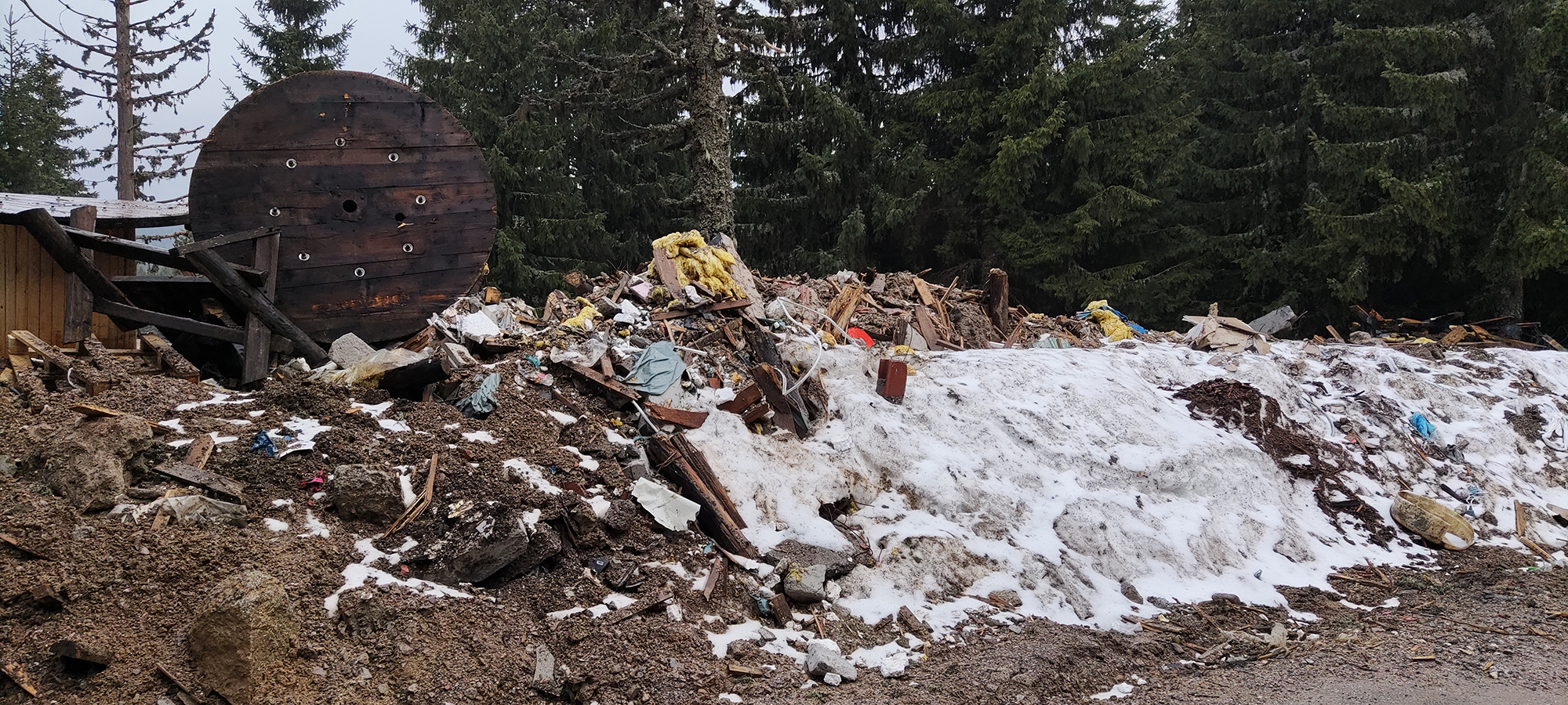 Kopaonik 02.05.2022. , hotel Rtanj, divlja deponija, šut , smeće, đubre, djubre,  smetlište, otpad