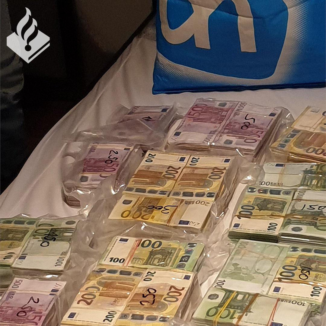 Holandska policija, Amsterdam, 3. marta, više od pet miliona evra gotovine, desetine kilograma droge i vatreno oružje u kući u Amsterdam