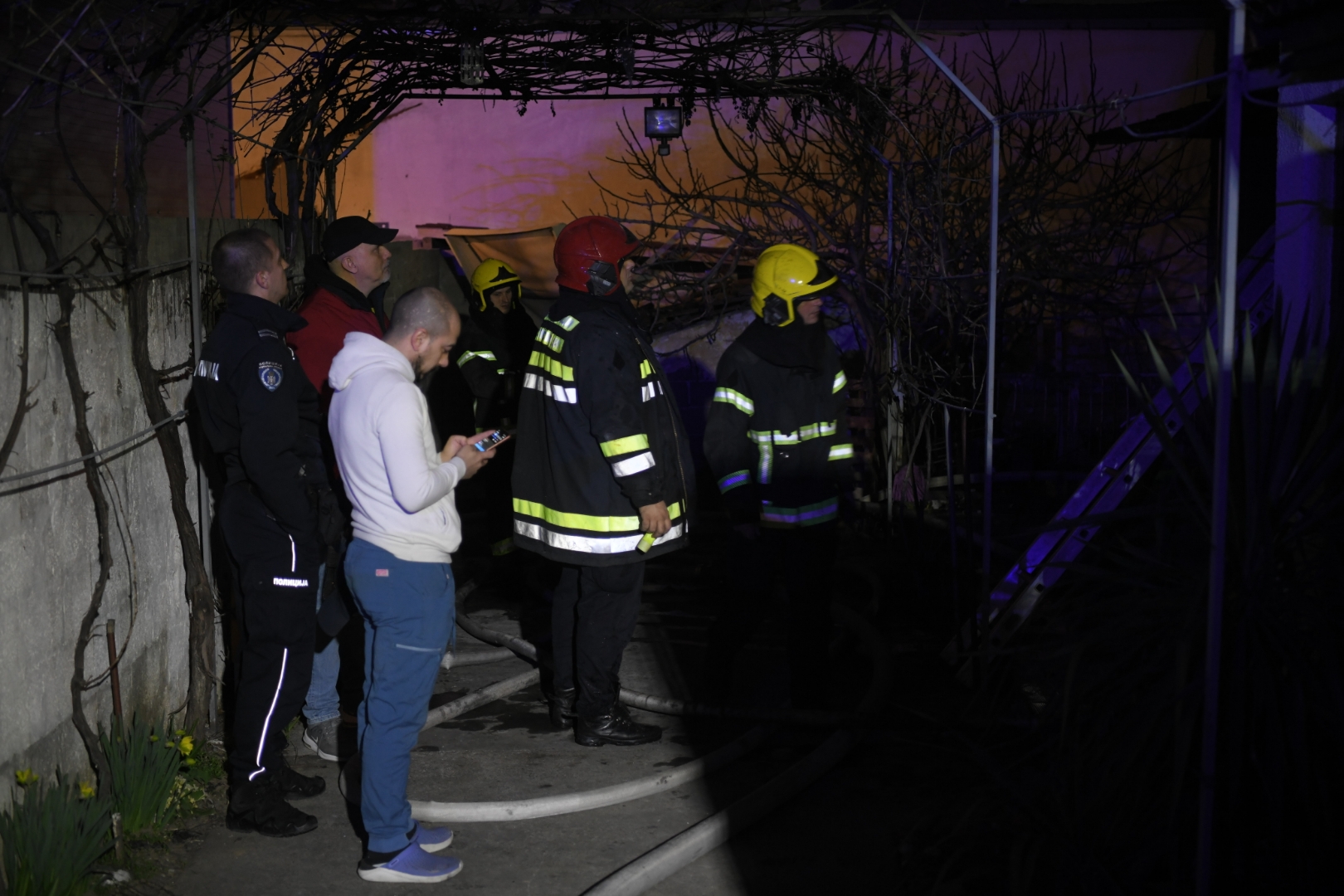 Beograd 15.03.2022. Požar, ulica Grčića Milenka, vatrogasci, policija, uviđaj, uvidjaj, noć, veče, mrak Foto: Dragan Mujan/Nova.rs
