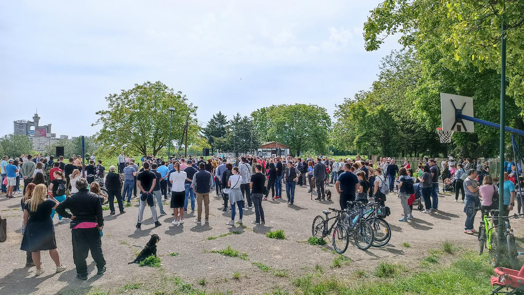 Mesto: Beograd
Datum: Sat May 07 12:30:58 CEST 2022
Dogadjaj: DRUŠTVO - protest u organizaciji inicijative "Bežanija ostaje, kosa prkosi" zbog planirane izgradnje dva solitera visine 100m i 120 m na Bežanijskoj kosi
Ličnosti:  
Izvor: FoNet