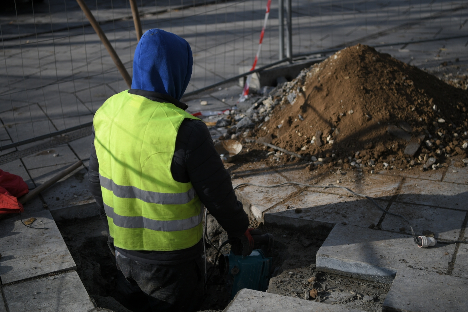 Beograd, 23.11.2021. Hilandarska i Džordža Vašingtona, radovi na ulici, raskopana ulica, radnici Foto: Dragan Mujan/Nova.rs