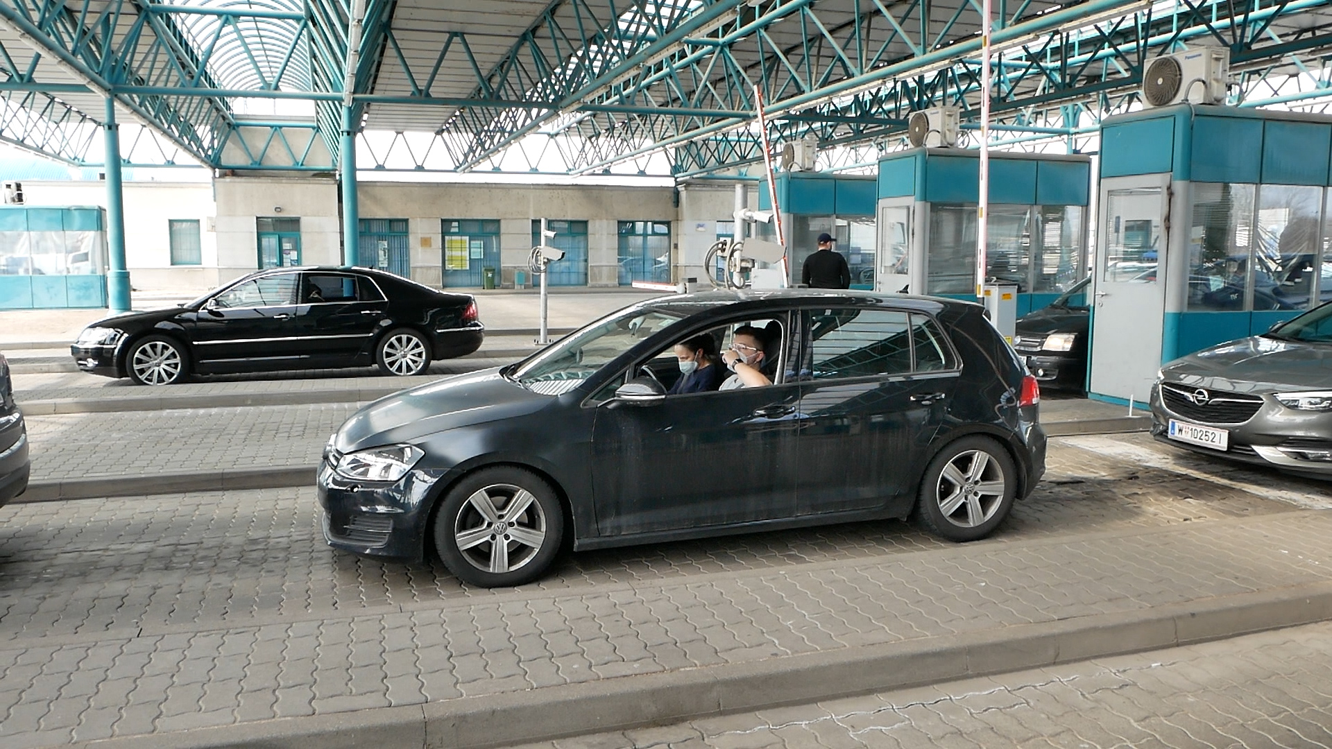 Horgos, 27. marta 2021 - Tokom danasnjeg dana na granicnom prelazu Horgos sa Madjarskom saobracaj se u prepodnevnim casovima odvijao uz vece guzve, koje su se nastavile i kasnije, ali u smanjenom intenzitetu. FOTO TANJUG/ BOJAN COVIC/bs