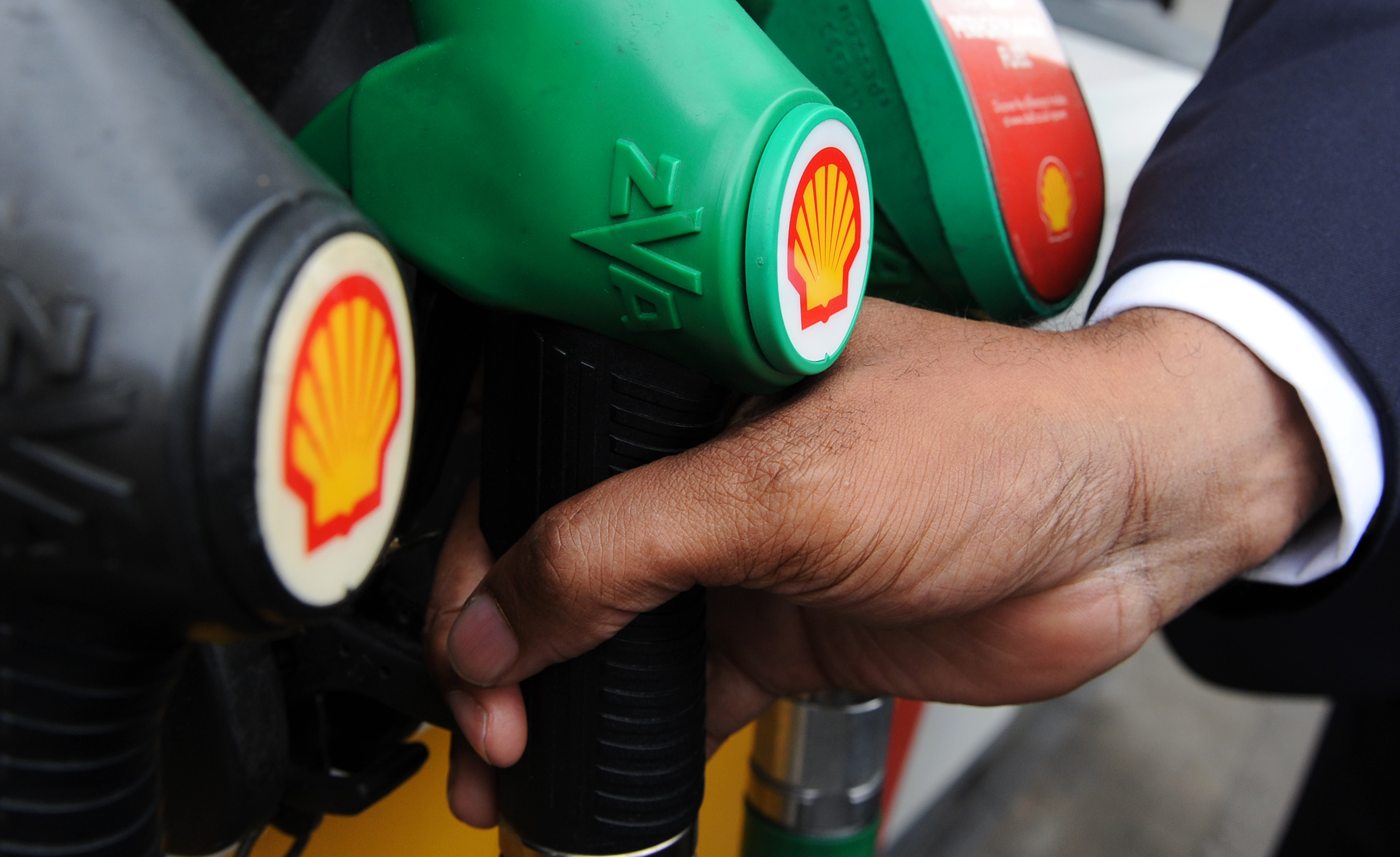 Shell shares fall after oil giant issues profit warning