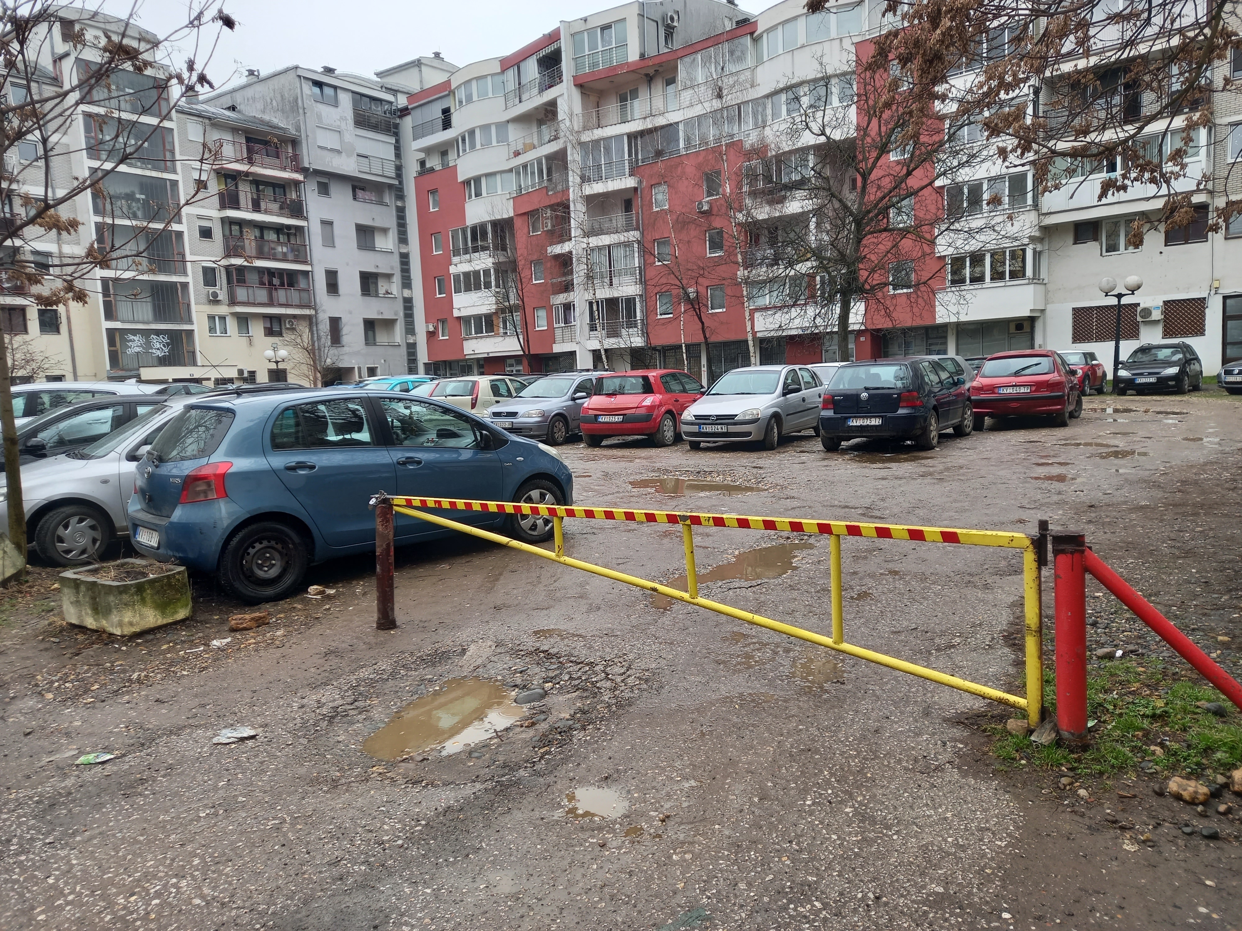 Kraljevo, parking - Najjači zauzimaju parkinge, među njima i popovi, poslao Nenad Božović