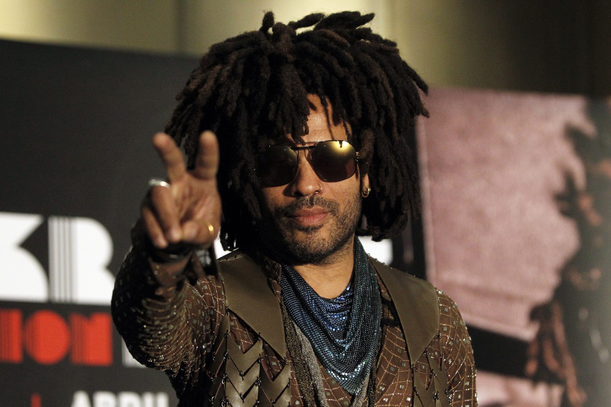 epa06662303 US singer Lenny Kravitz poses during a press meeting in Mexico City, Mexico, 11 April 2018. Kravitz will perform on 13 April at the Arena Ciudad de Mexico, as part of his 'Raise Vibration World Tour'.  EPA-EFE/SASHENKA GUTIERREZ