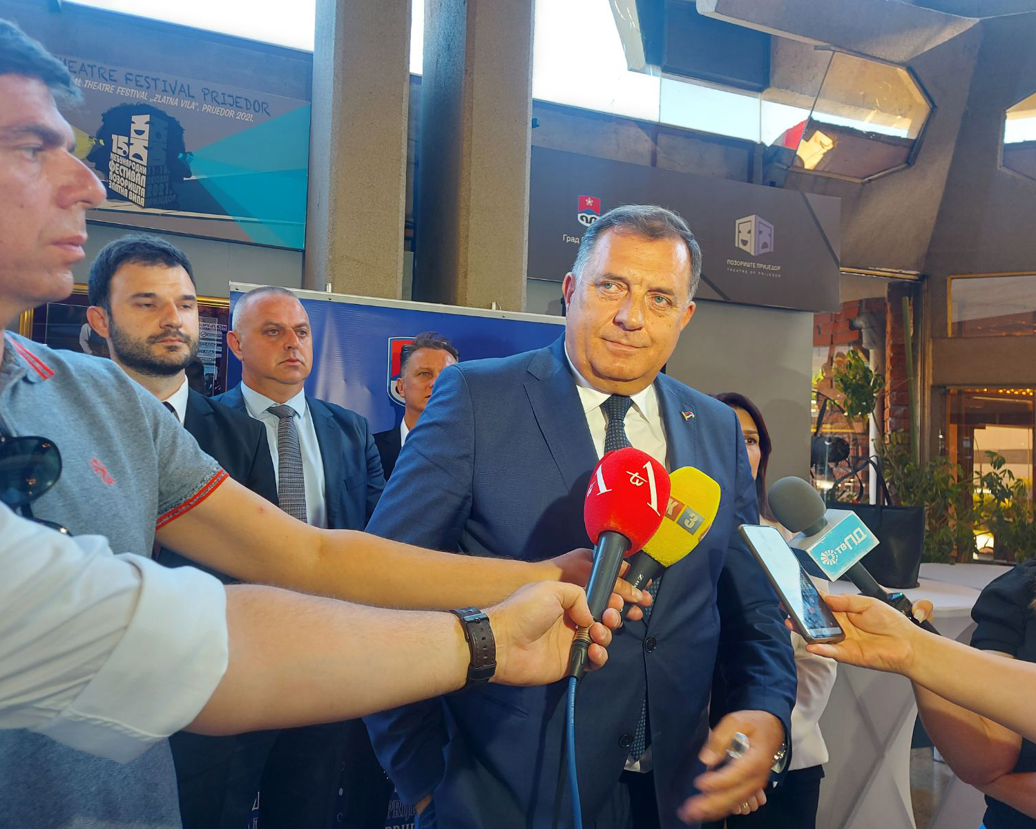 Prijedor, 16. maja 2022. - fotografija niske rezolucije -  Srpskiom clanu Predsednistva BiH Miloradu Dodiku danas je urucena Povelja pocasnog gradjanina Prijedora na svecanoj akademiji povodom 16. maja, Dana grada. FOTO TANJUG/ SRNA/ SNEZANA TASIC/ bg