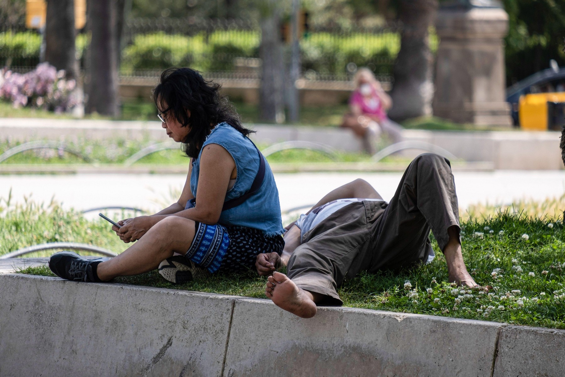 Barcelona, Spain. 22nd May, 2022. Two people are seen in a public area of the city center in the shade protecting themselves from the high temperatures Barcelona reached a historic temperature record for the month of May. The thermometers touched 30 degre