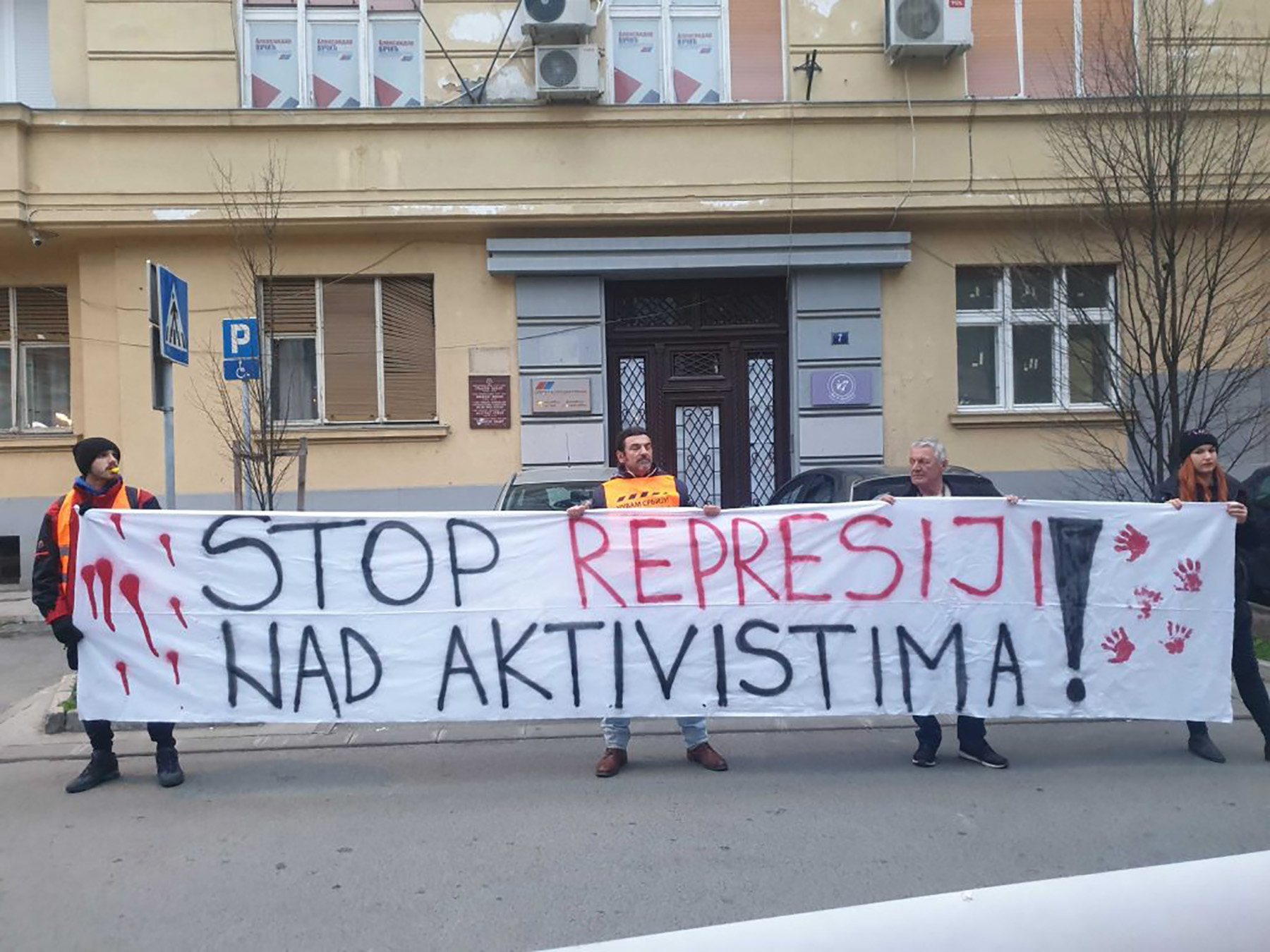Skup protiv represije nad aktivistima ispred prostorija SNS u Novom Sadu Novi Sad