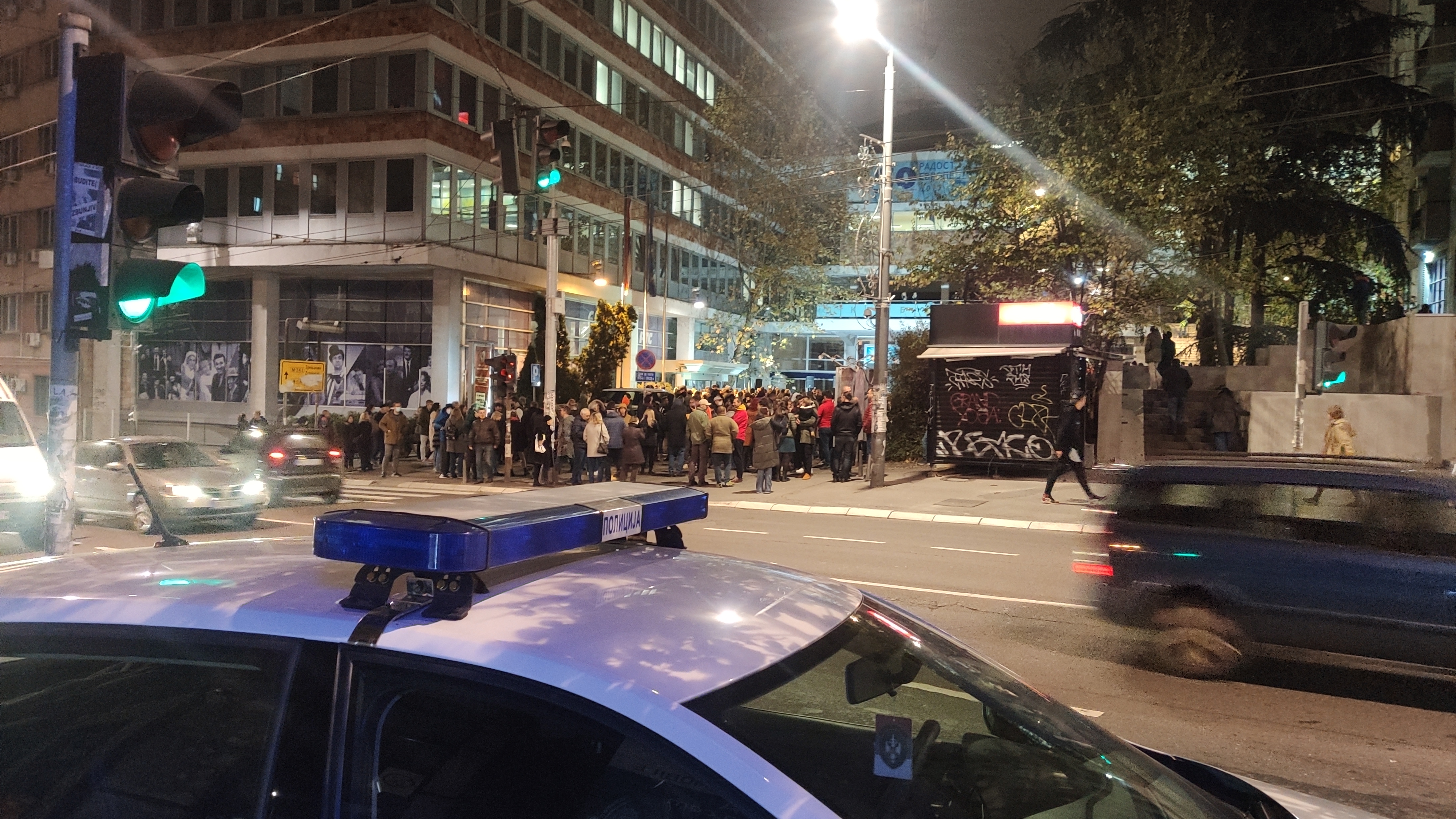 Beograd 19.11.2021. Protest pod nazivom Srbija nije na prodaju, ispred zgrade RTS-a povodom reklame protiv kompanije Rio Tinto. RTS, Takovska, Radio televizija Srbije, protest, reklama, Rio Tinto, Kreni promeni Foto: Goran Srdanov/Nova.rs