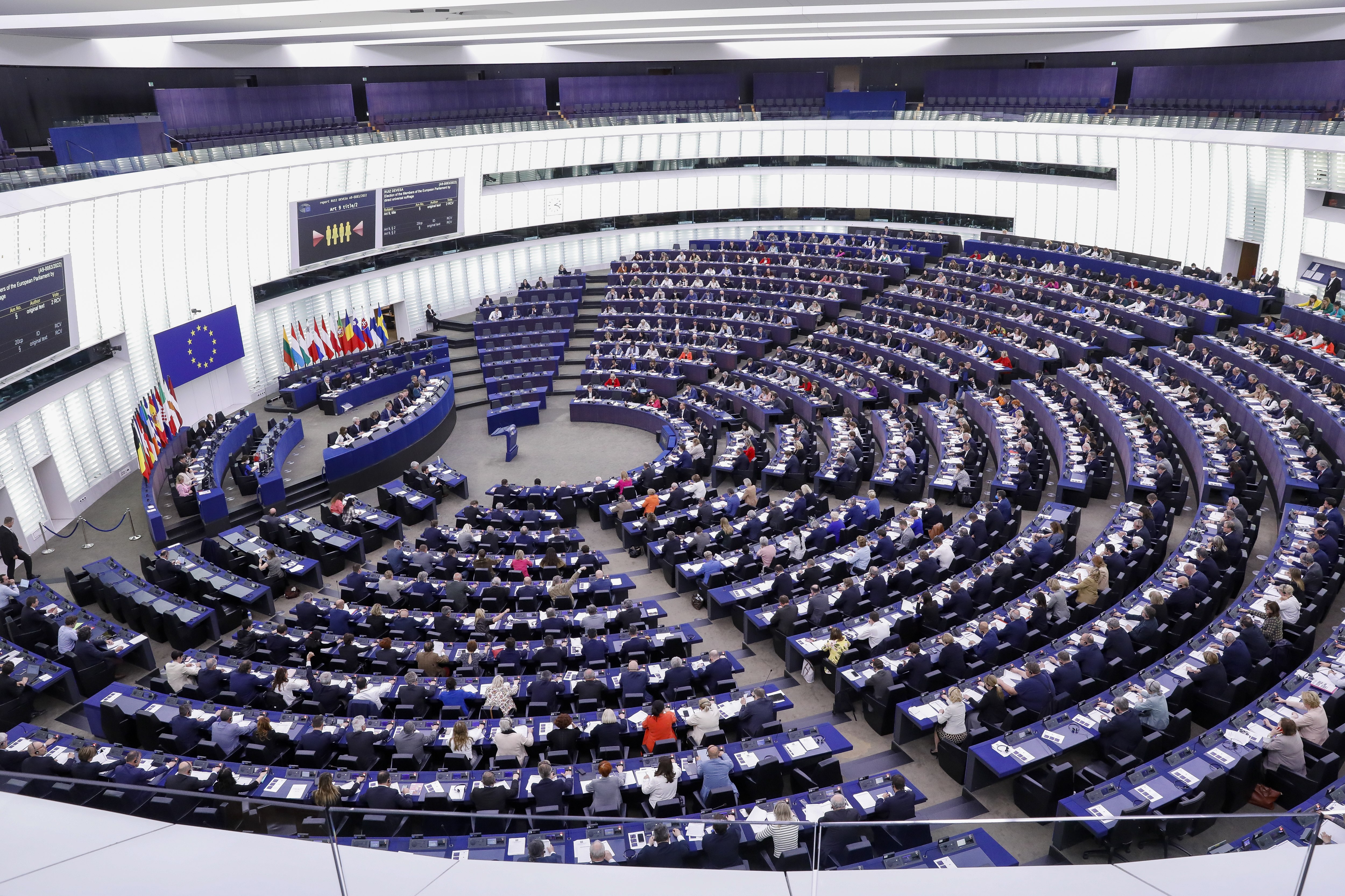epa09924474 Member of European Parliament (MEP) during a voting session of the European Parliament in Strasbourg, France, 03 May 2022.  EPA-EFE/JULIEN WARNAND