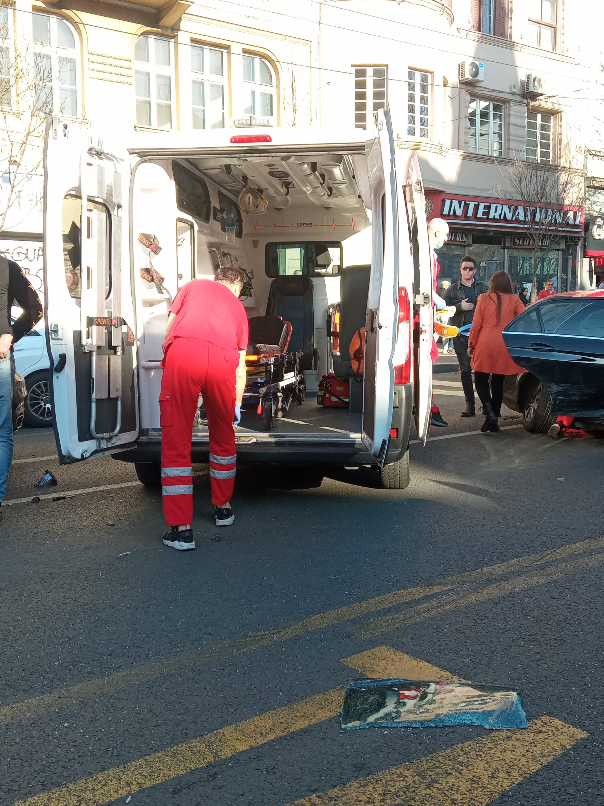 Beograd 27.03.2022. Saobraćajna nesreća, nezgoda, saobraćajka, SKC, raskrsnica Kralja Milana i Resavske, Resavska, hitna pomoć Foto: Dimitrije Mitić