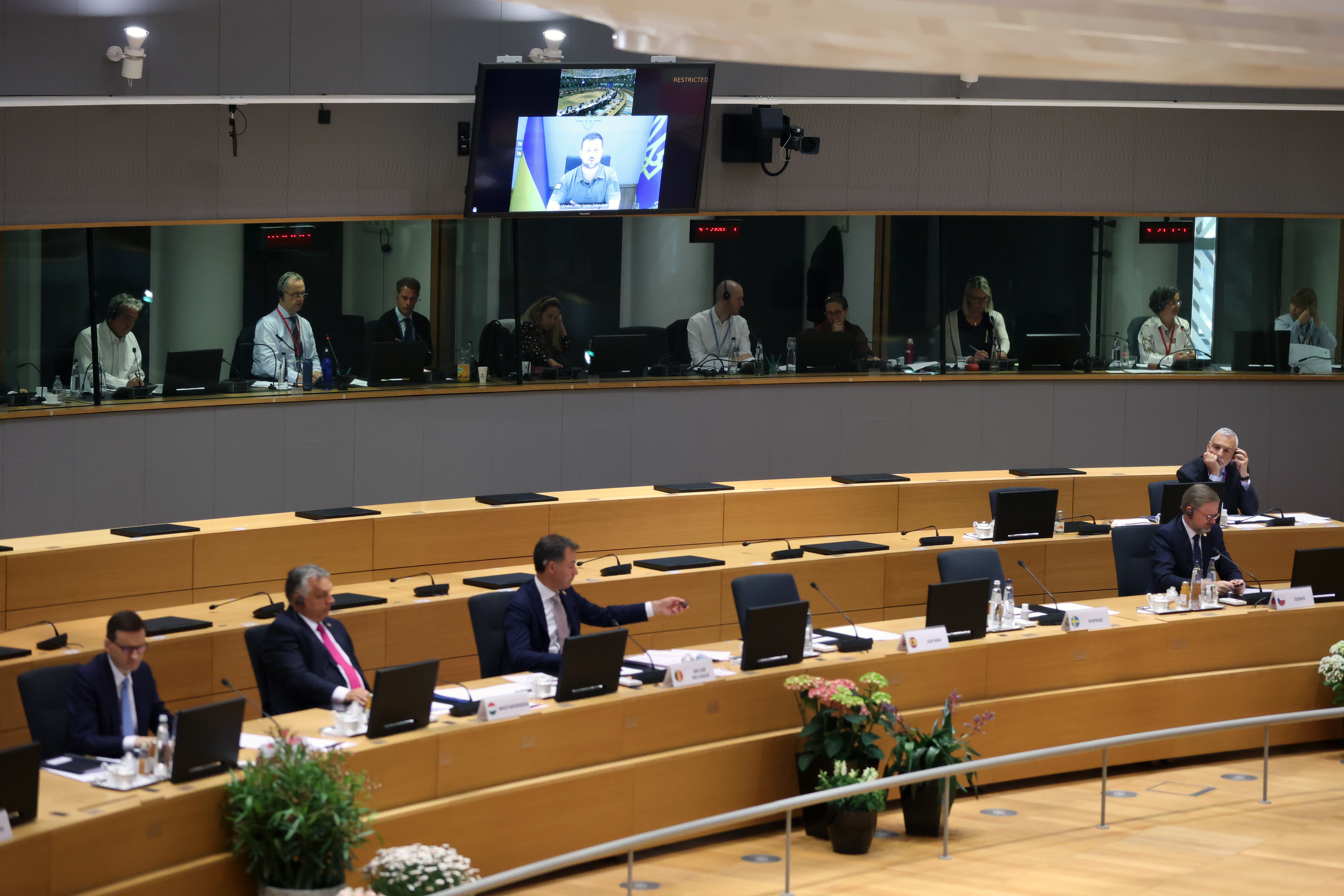 epa09986563 Ukrainian President Volodymyr Zelensky (on screen) speaks during a special meeting of the European Council at The European Council Building in Brussels, Belgium, 30 May 2022.  EPA-EFE/KENZO TRIBOUILLARD / POOL