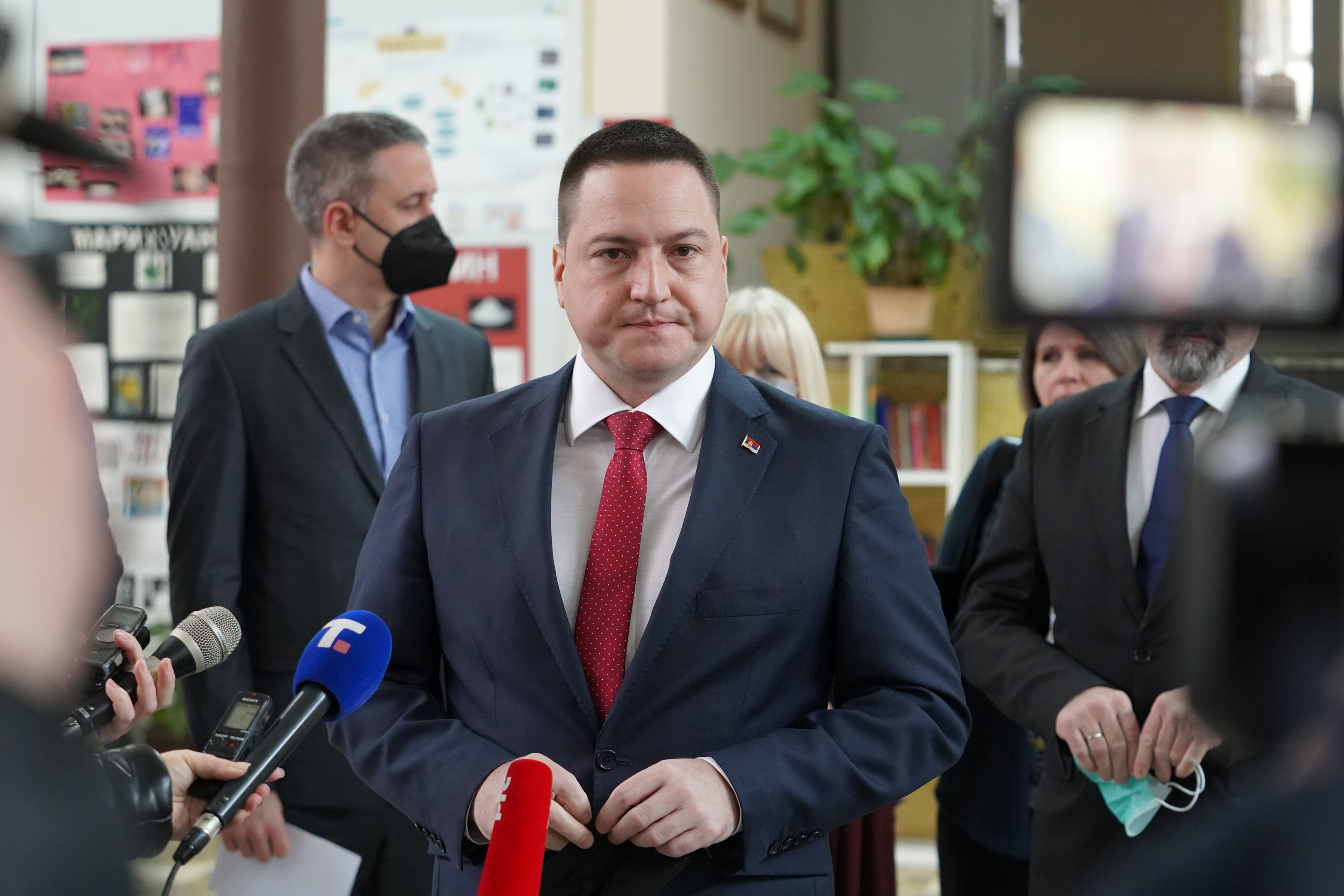 Beograd, 9. marta 2022. - Prvi potpredsednik Vlade i ministar prosvete, nauke i tehnoloskog razvoja Branko Ruzic posetio je Cetvrtu beogradsku gimnaziju povodom PISA testiranja. FOTO TANJUG/ DRAGAN KUJUNDZIC/ bg