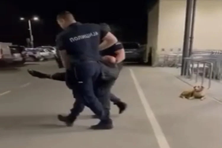 Policija iznela inđijskog sveštenika iz Lidla zbog neprimerenog ponašanja Foto: Inmedija.rs