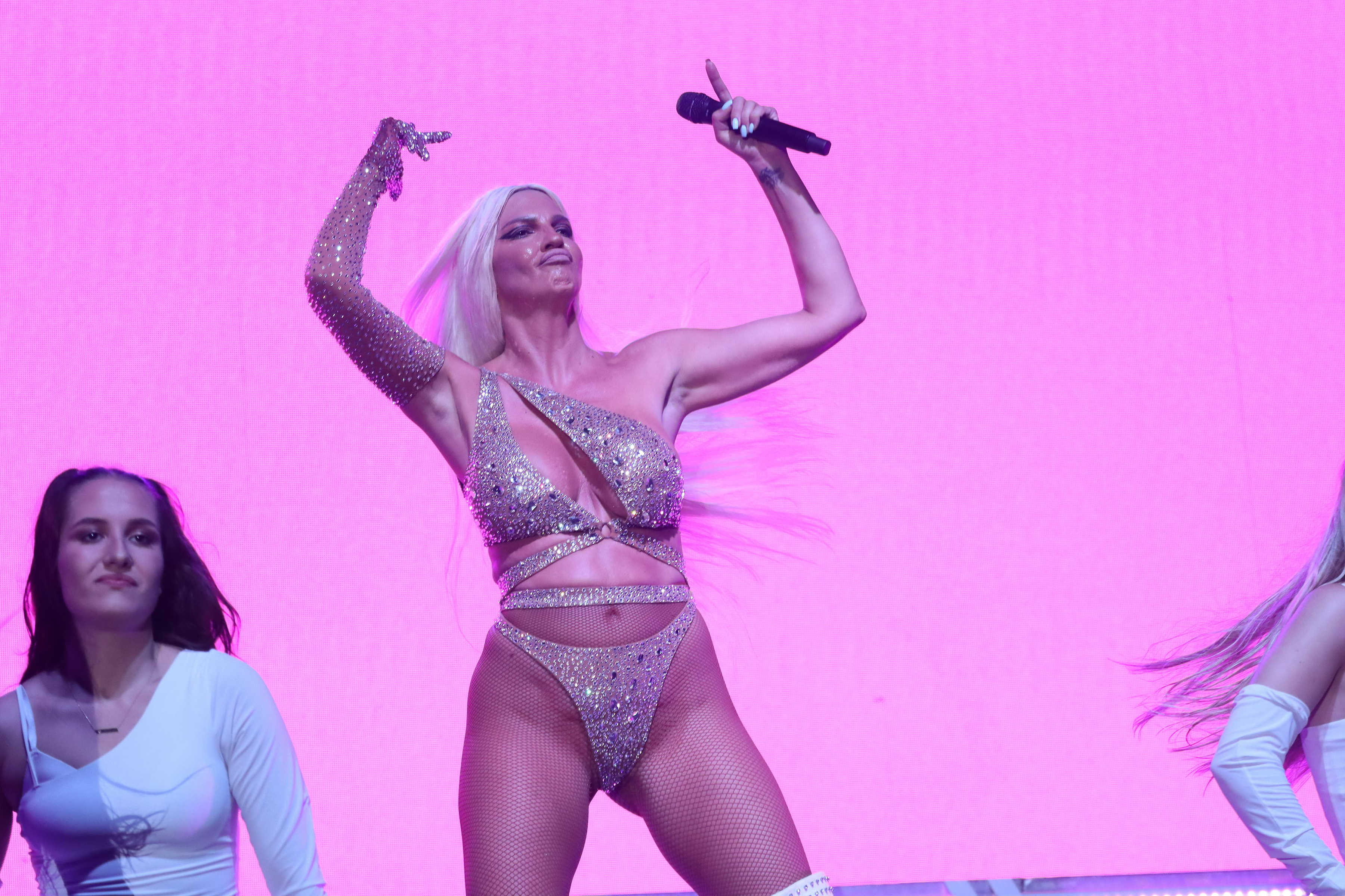 Towards the end of singer Jelena Karleus' performance on the island of Stara Ada, the police received a report that there was a bomb in that restaurant, and a little later it was determined that it was a false report.
