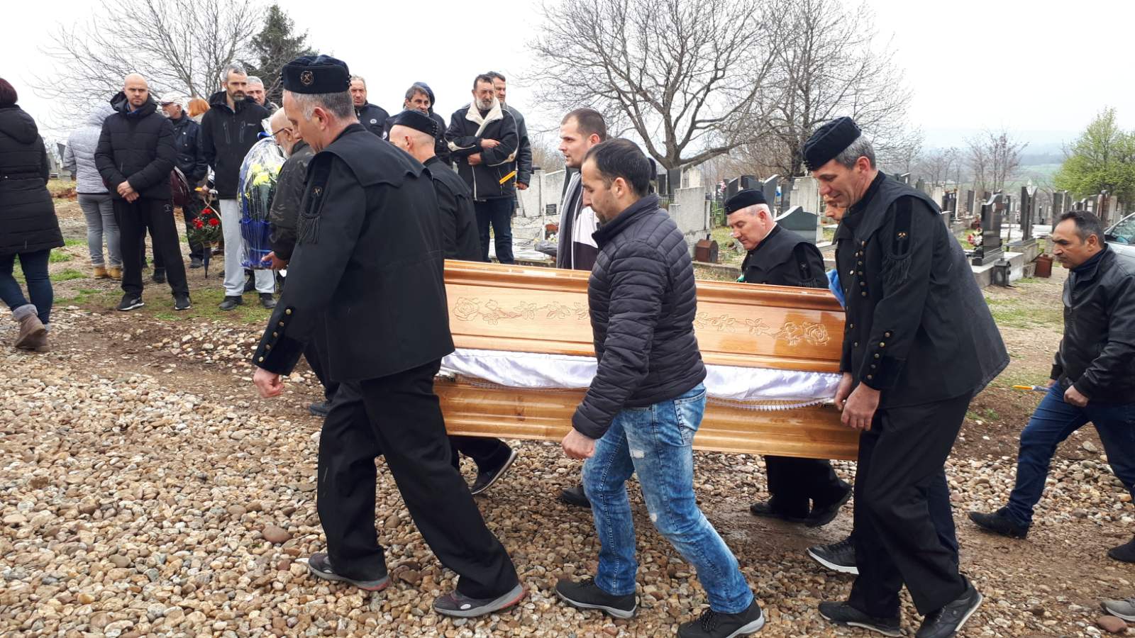 sahrana Na seoskom groblju u Bobovištu kraj Aleksinca danas je sahranjen Branko Čokorilo, jedan od osmorice rudara nastradalih u nesreći u rudniku "Soko"