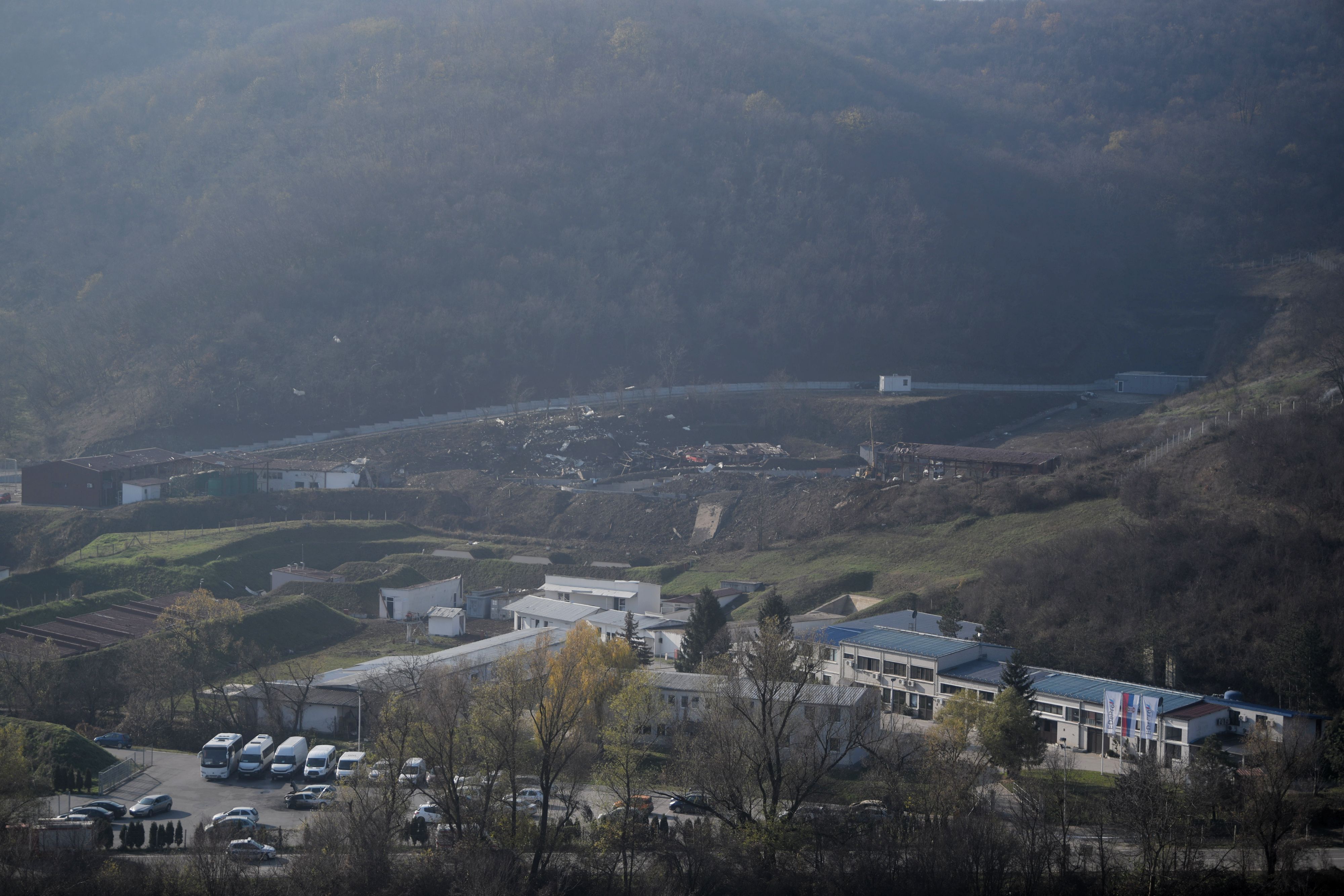 Leštani, Bubanja potok, dan posle eksplozije u fabrici raketa, napukli prozori slomljena stakla, oštecenje kuce od eksplozije, fabrika krater edepro