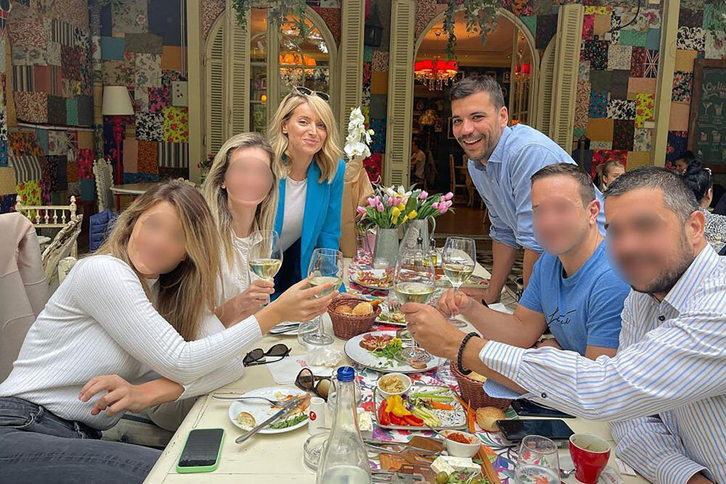 PROCURILA PRIVATNA FOTKA ANĐELKE S NOVIM PARTNEROM: Slavila rođendan s NAJBOLJIM PRIJATELJEM bivšeg muža, s kojim čeka dete (FOTO)
Andjelka Anđelka Prpić 
Lara Dobila odobrenje