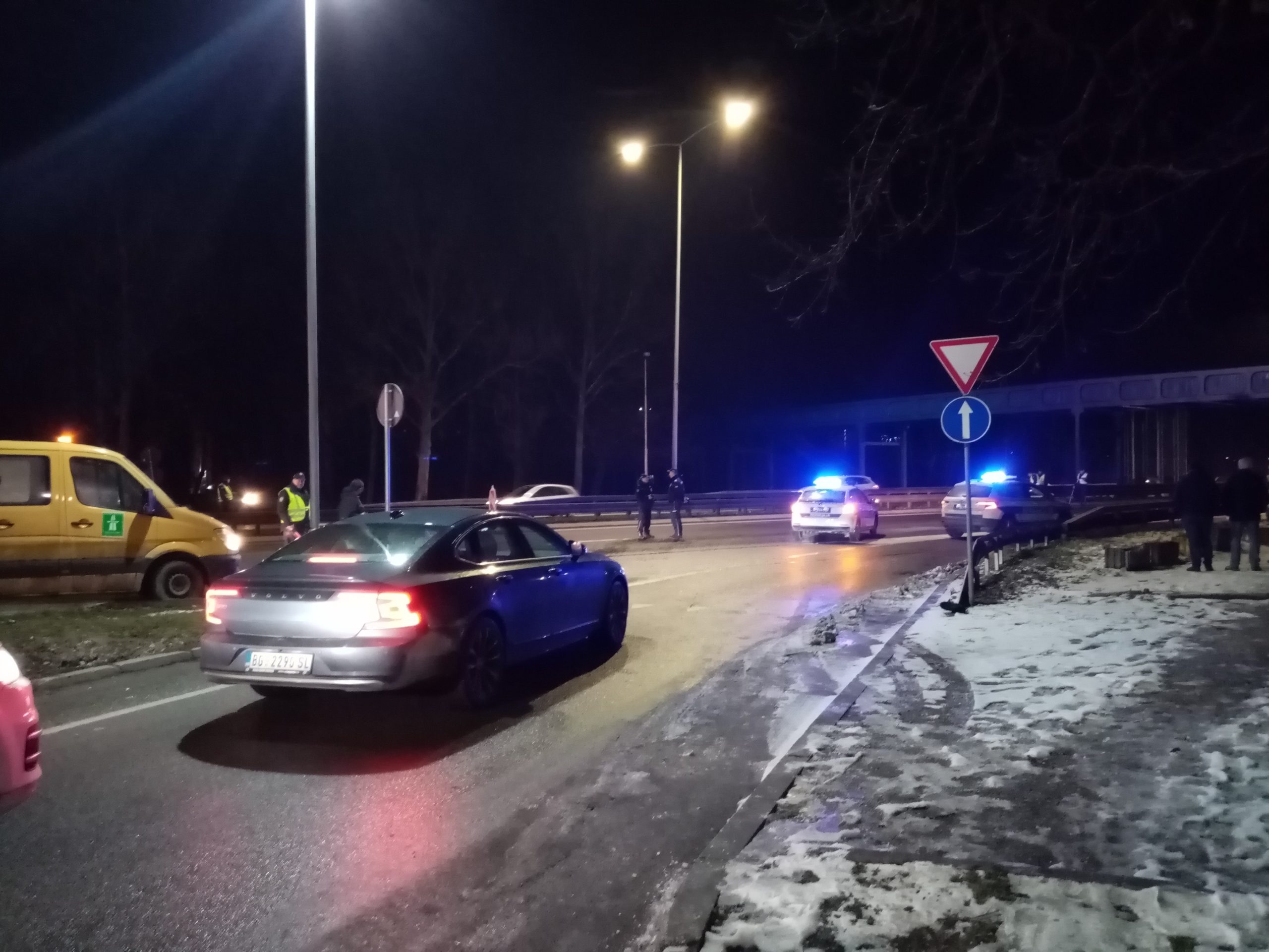 udes, saobraćajna nesreća kod zmaja zemun autoput, coveka udario autobus