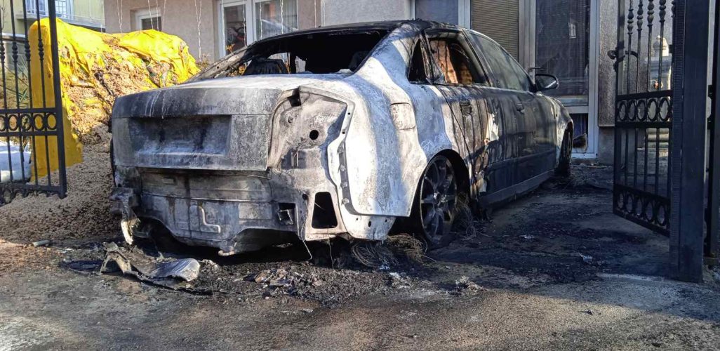 poslala sanja petrov  Gorela 4 automobila ispred kuće direktora vranjskog Parking servisa
