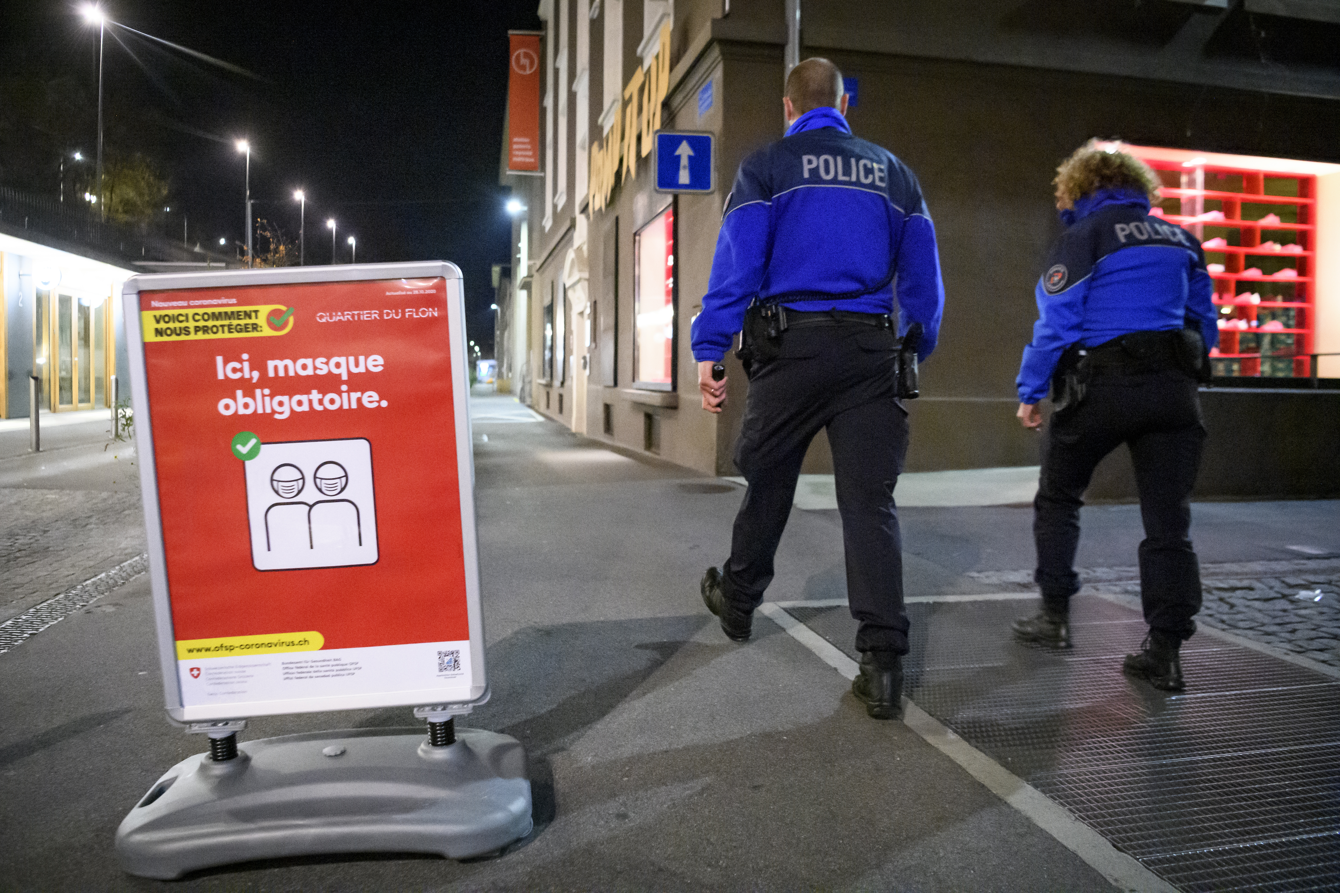 švajcarska korona Lausanne's police officers patrol to prevent the gathering of more than five people amid coronavirus restrictions
