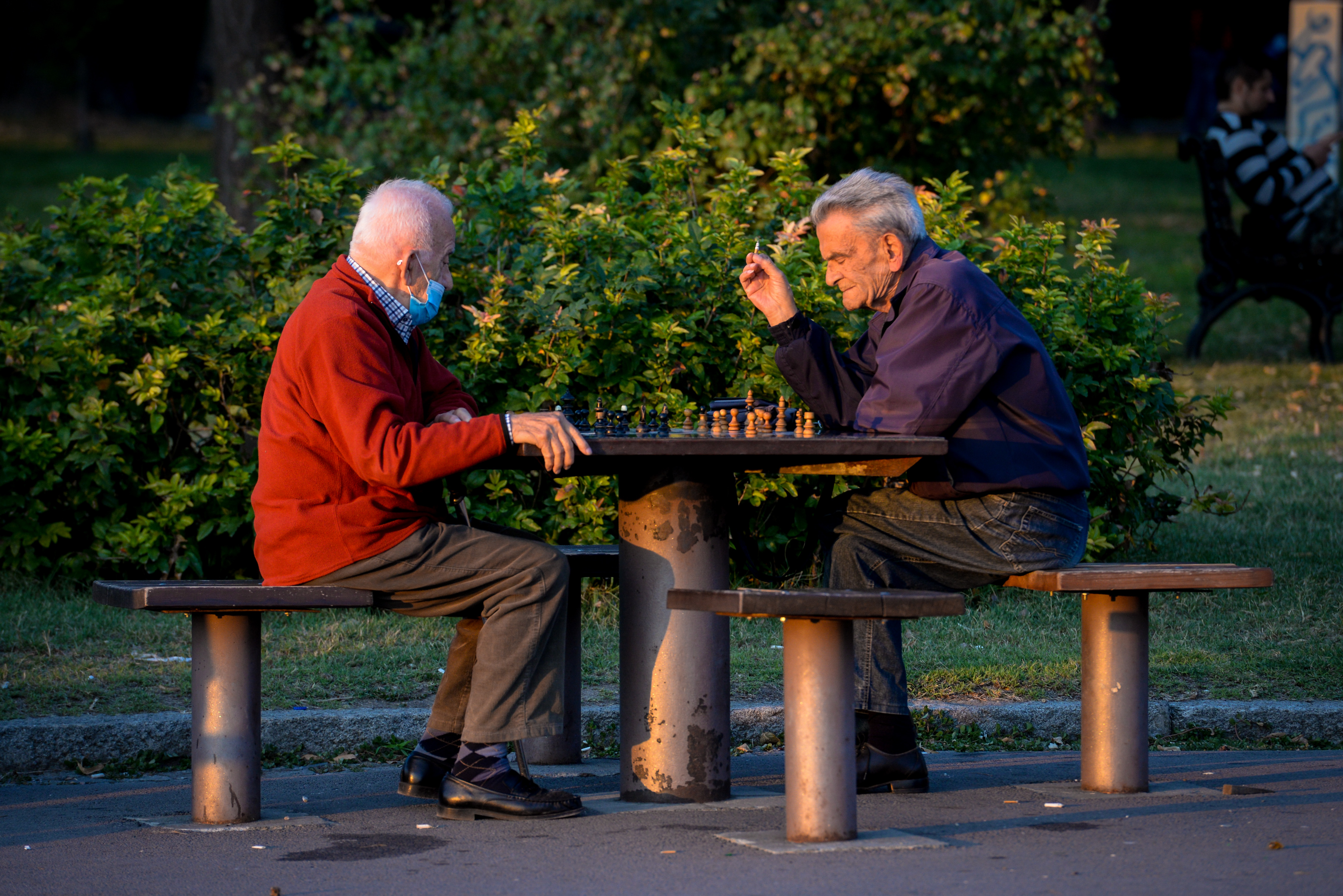 PENZIONERI IGRAJU SAH