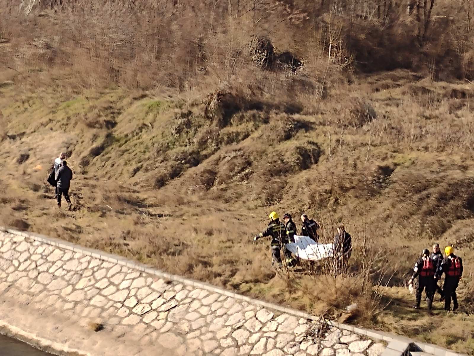 Policija, spasioci, telo pluta Nisavom, pokrivalica, Nisava