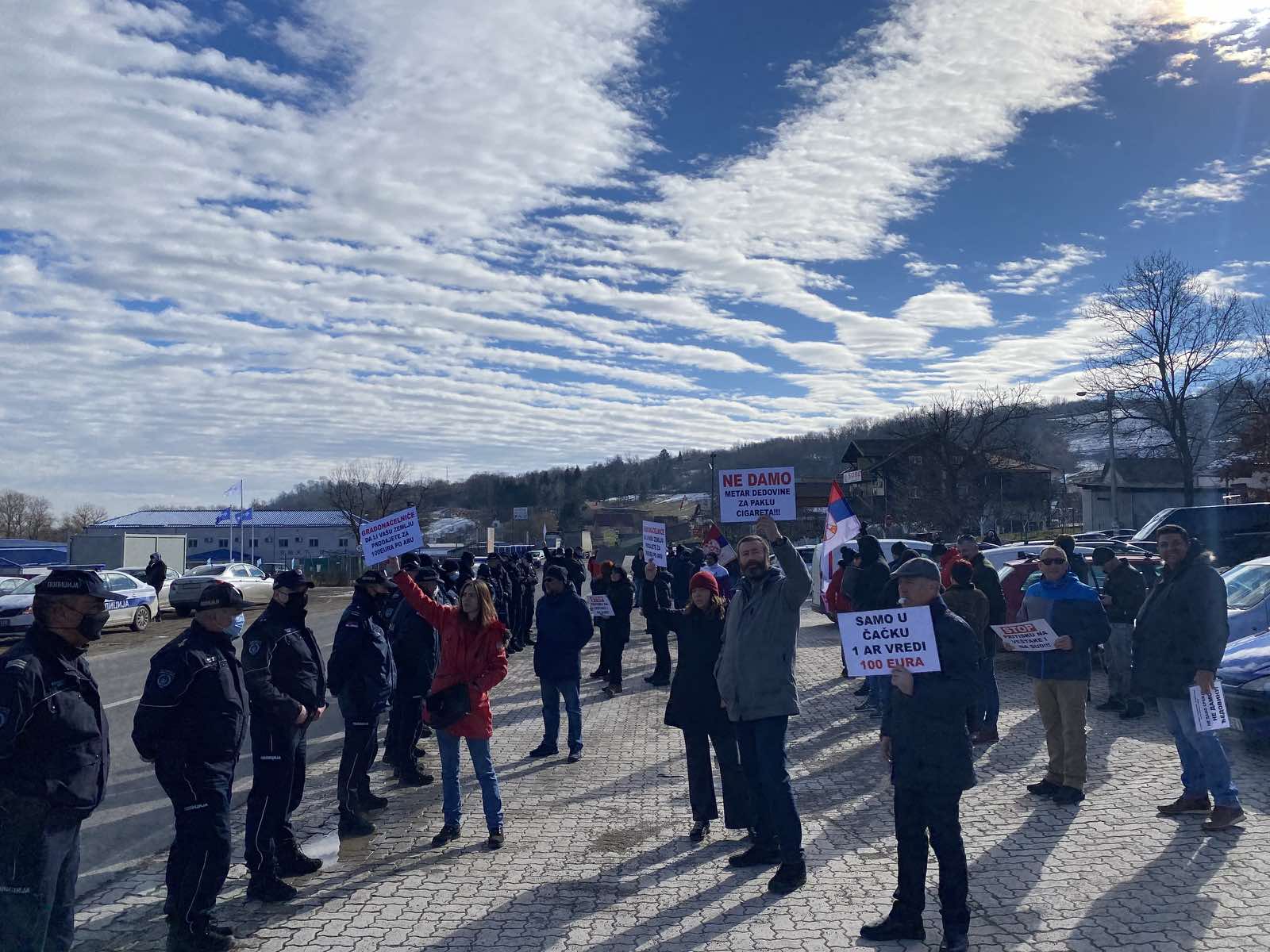 Policija sprečila građane da postave pitanja premijerki o neplaćenoj oduzetoj zemlji za auto-put
