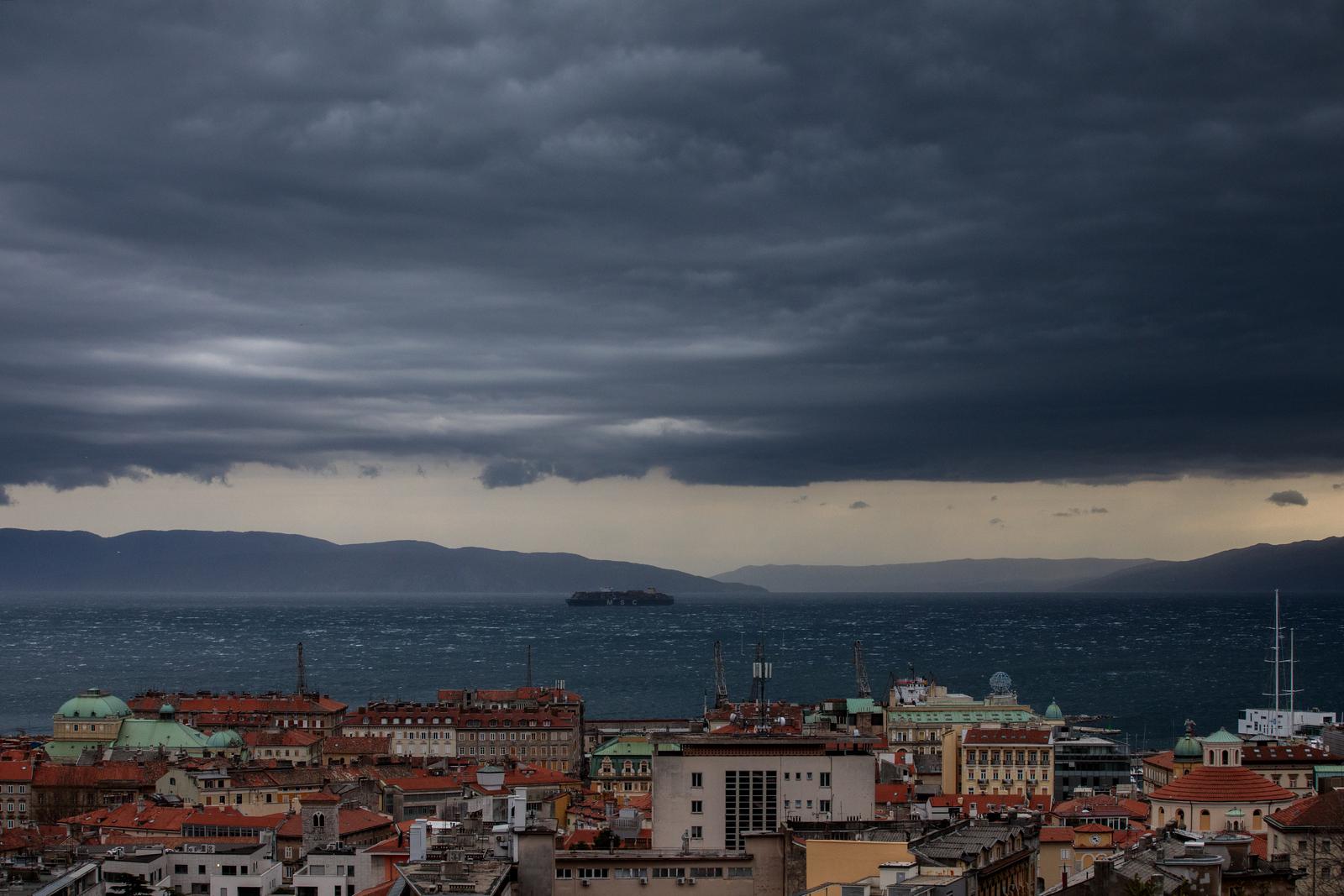 9.4.2022.,  Rijeka -  Zahladjenje praceno kisom i vjetrom nad Kvarnerom.  Photo: Nel Pavletic/PIXSELL