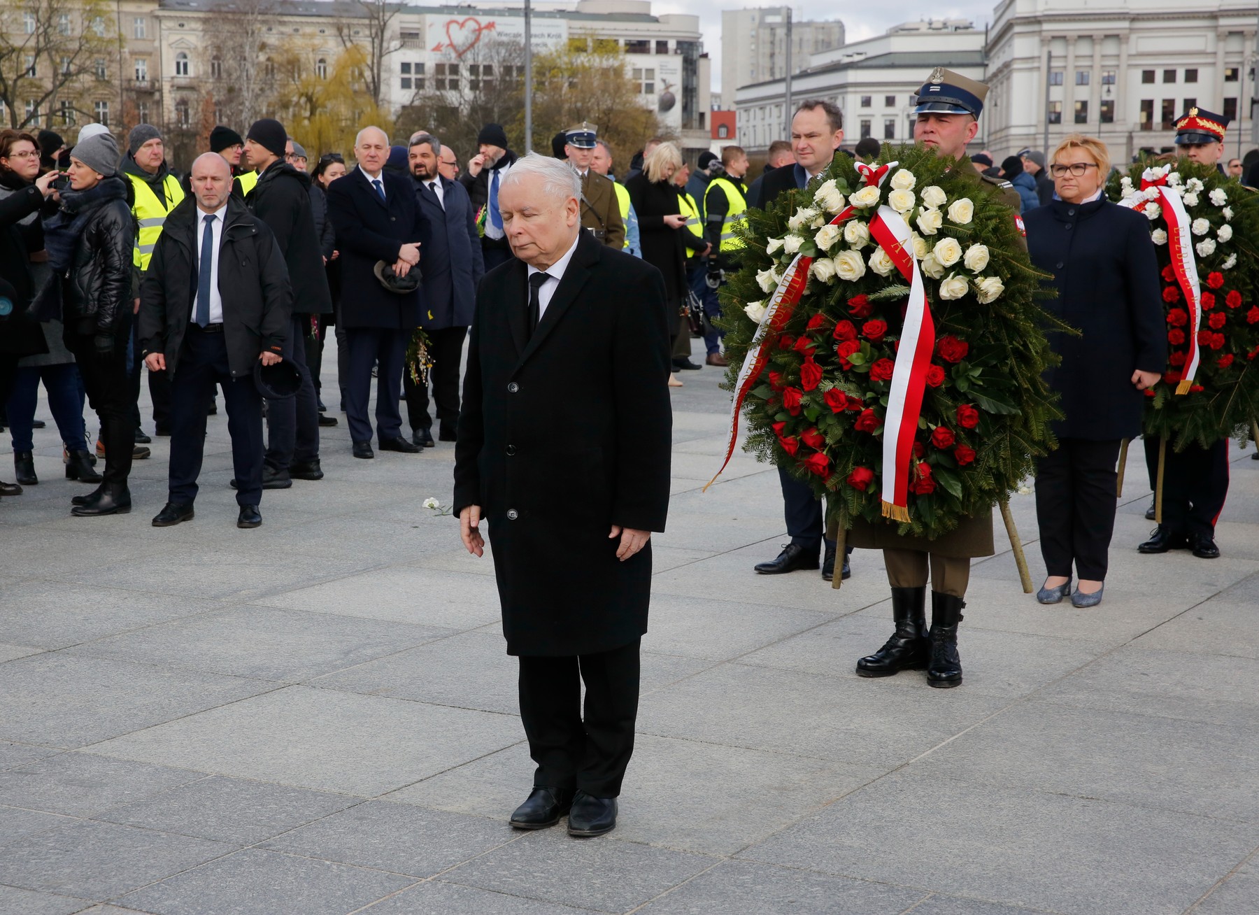 Jaroslaw Kaczynski in front of the monument of his brother