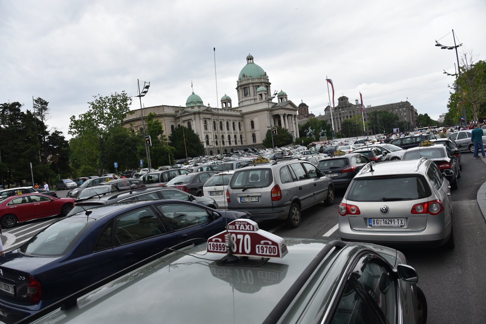 Beograd 03.06.2019. Protest taksista, protest taksi udruzenja ispred zgrade Narodne skupstine, Narodna skupstina, Dom narodne skupstine, taksi, taxi, strajk RAS Foto Nemanja Jovanovic