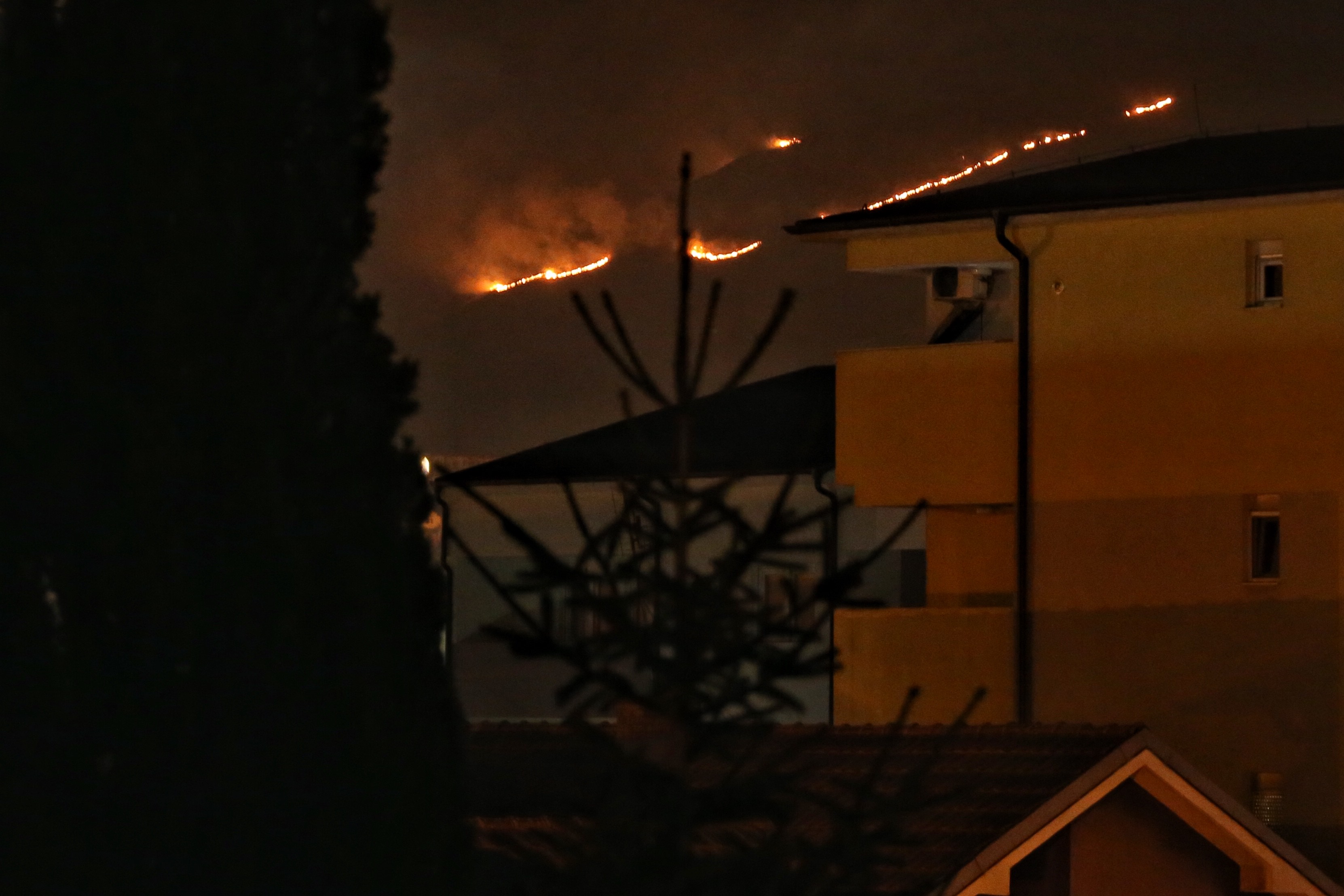 Novi Pazar 18.02.2022. Požar, Paričko brdo iznad novopazarskog naselja Bukreš, naselje Bukreš, podmetnut požar, hronika Foto: Irfan Ličina/Nova.rs