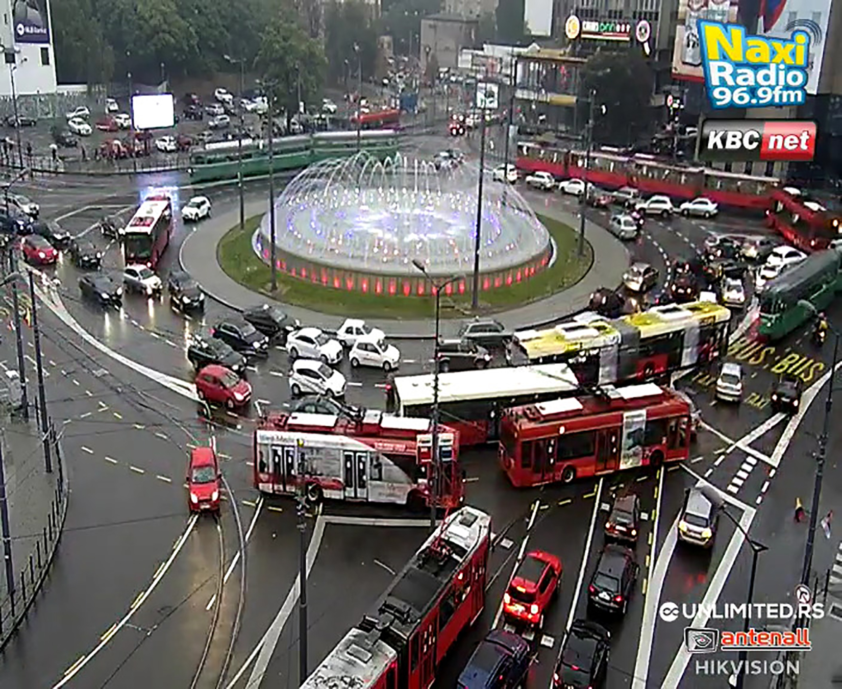 Slavija, gužva, kiša Foto: Naxi kamere