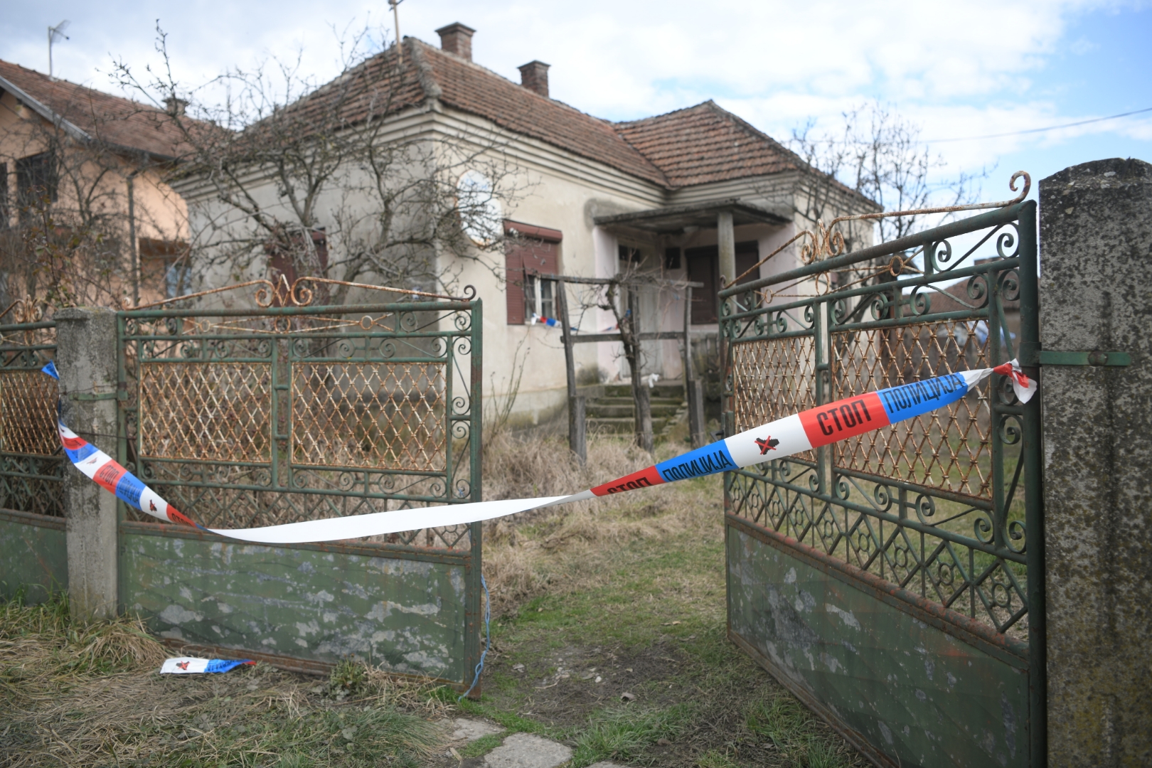 Jagodina 21. februar 2022. Selo Gologovac kod Jagodine, pronadjena tela oca i sina policijska traka Foto:Dragan Mujan/Nova.rs