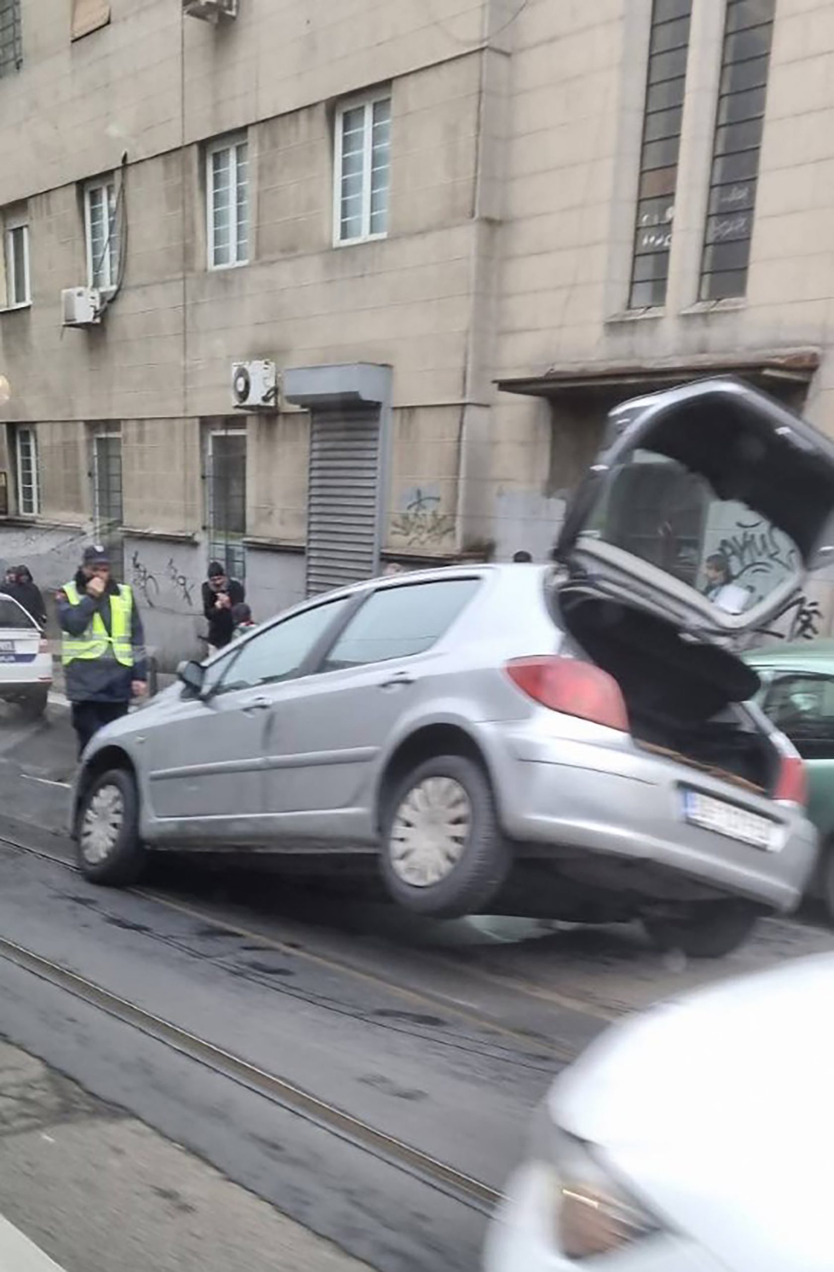 automobili propali  U Beogradu su, na uglu Starina Novaka i Ilije Garašanina, iz za sada nepoznatog razloga, kroz kolovoz propala dva automobila.  "Otvorio" se asfalt u centru Beograda
