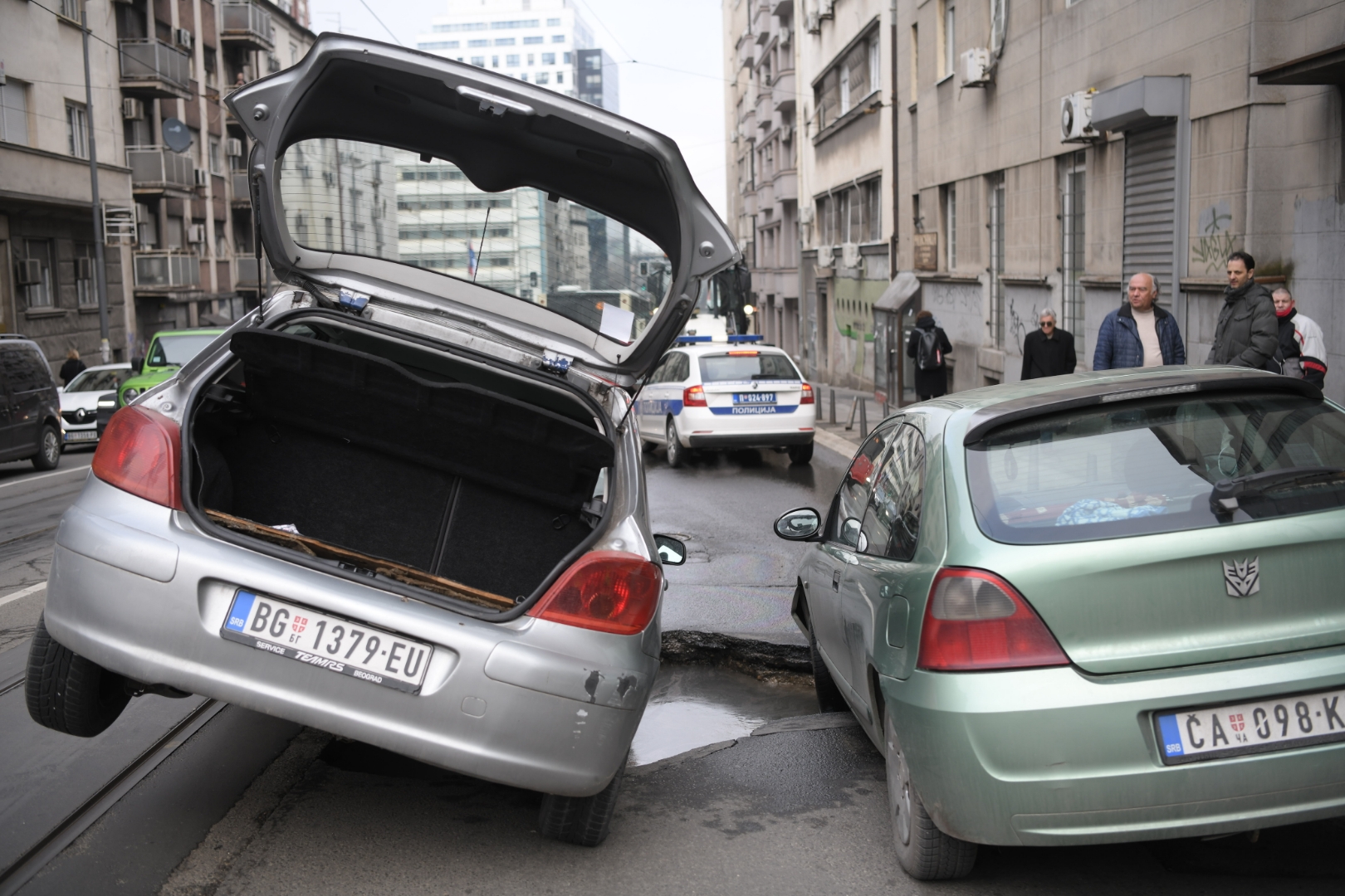 Beograd 28.02.2022. Automobili propali kroz asfalt, ulice, ulica, Starine Novaka, Ilije Garašanina, rupa, rupa na putu Foto: Dragan Mujan/Nova.rs