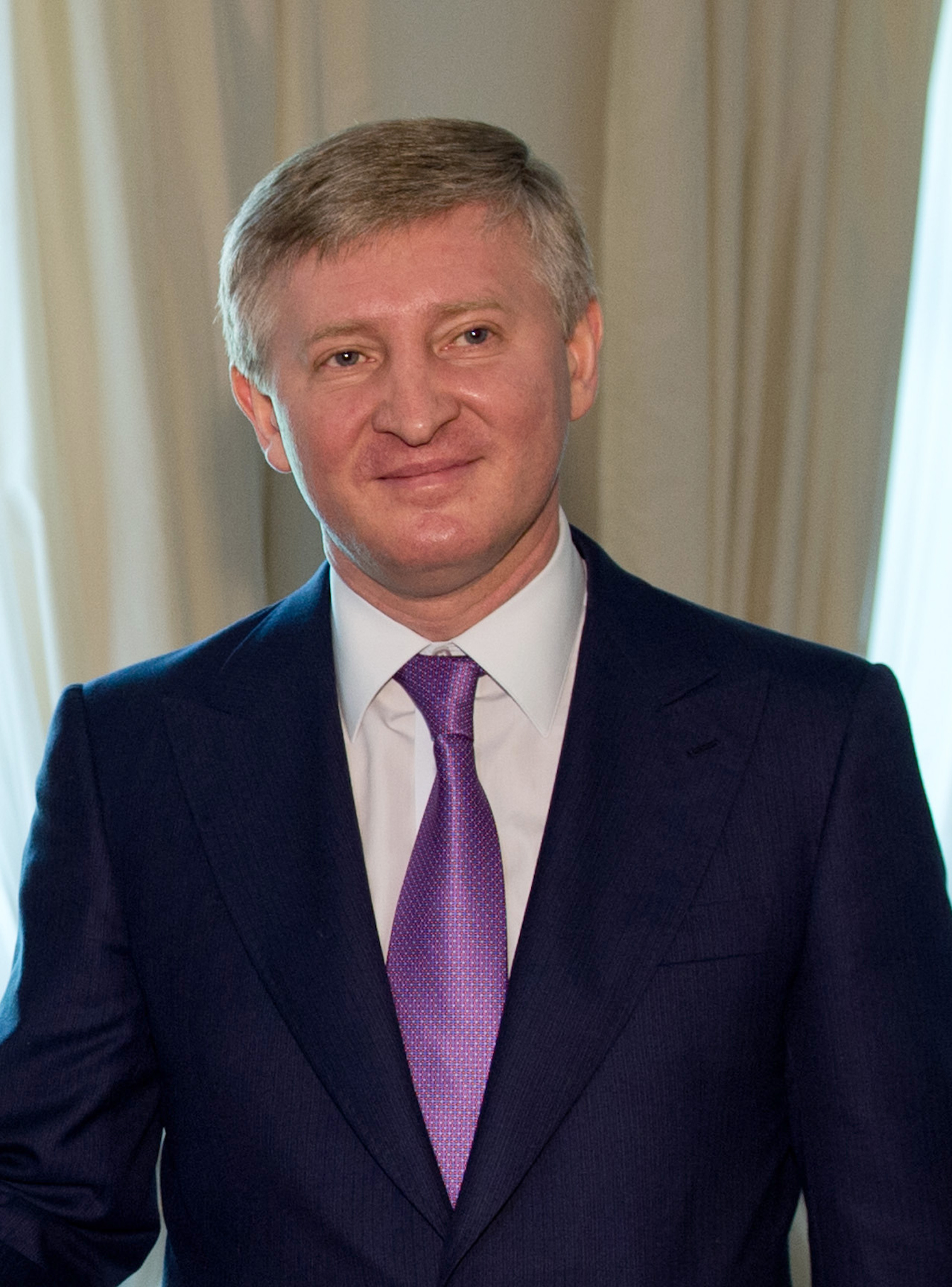 epa04203426  Ukrainian entrepreneur and oligarch Rinat Akhmetov  s during a meeting in Kiev, Ukraine, 13 May 2014 with German Foreign Ministerr Frank-Walter Steinemeier.  EPA/Bernd Von Jutrczenka