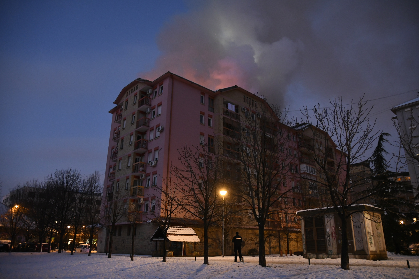 Novi Sad 13. decembar 2021. Pozar u Novom Sadu u naselju Liman, Ulica Jozefa Marcoka, stambena zgrada, vatrogasci gasenje pozara Foto:Nenad Mihajlović/Nova.rs