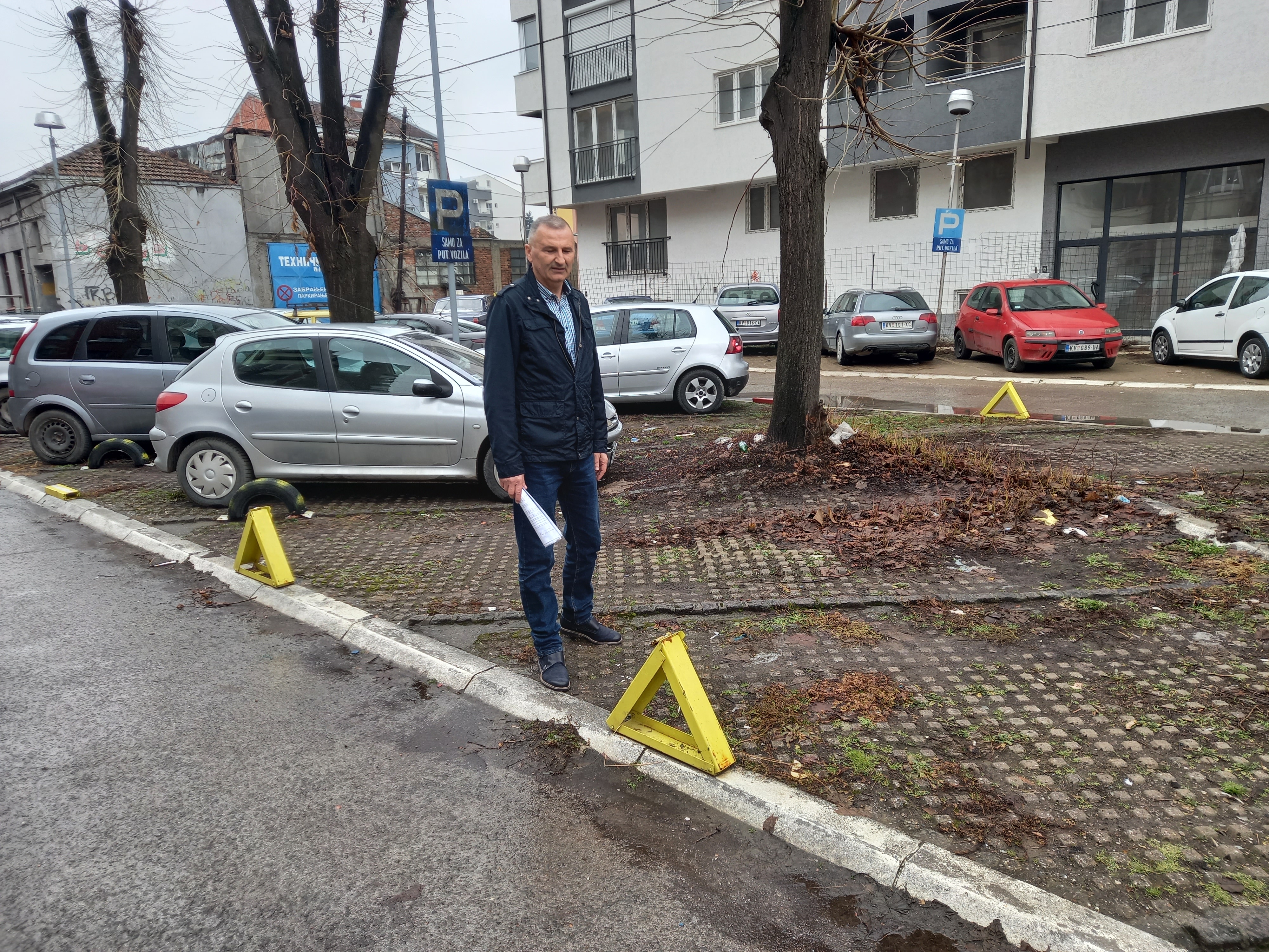 Kraljevo, parking - Najjači zauzimaju parkinge, među njima i popovi, poslao Nenad Božović
