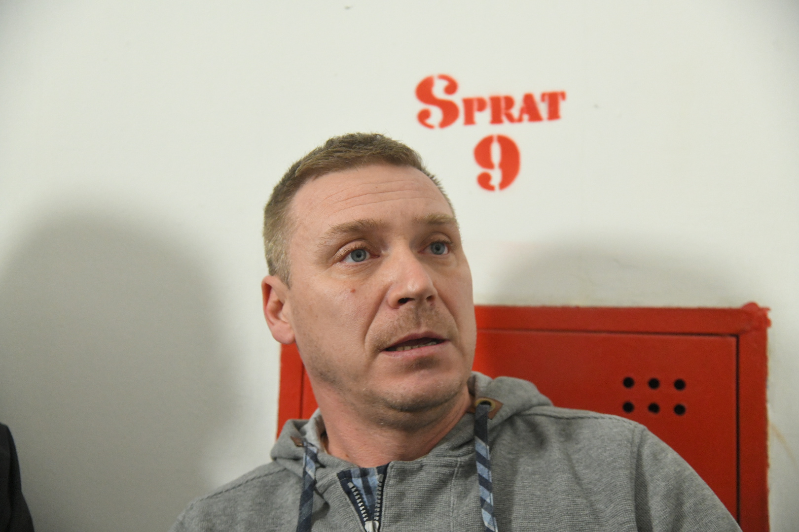 Beograd 05. januar 2022. Pozar na Novom Beogradu, Novi Beograd, stambena zgrada, plinske boce, Ulica Ivana Ribara 57, skupstina stanara/stanari, predsednik kucnog saveta, zapalio se stan hordera skuplljaca svega i svacega Foto:Nemanja Jovanović/Nova.rs