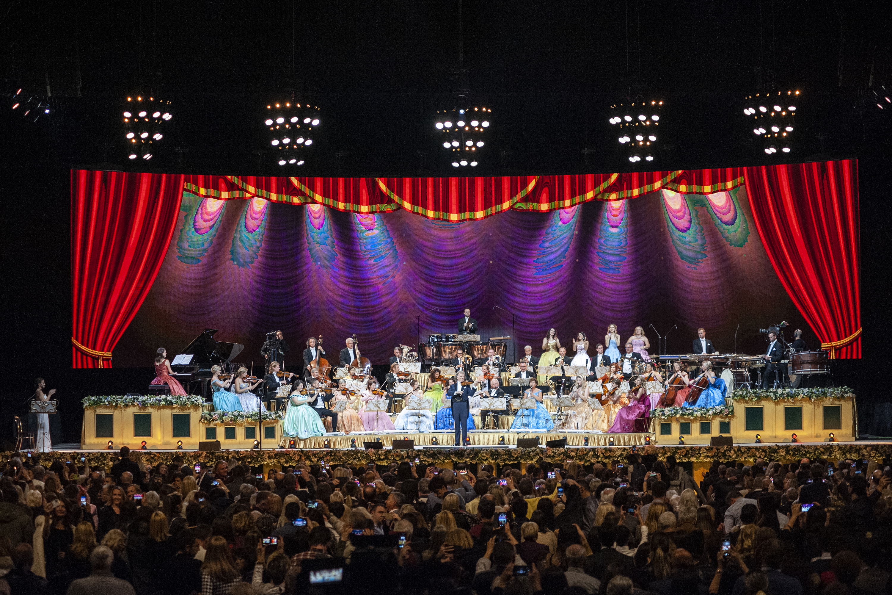 Beograd 24. novembar 2022. Slavni holandski violinista Andre Rieu i njegov 60-clani sastav Johann Strauss Orchestra, solisti i hor odrzali su spektakl koncert u Stark Areni, tri godine nakon premijernog nastupa na istom mestu